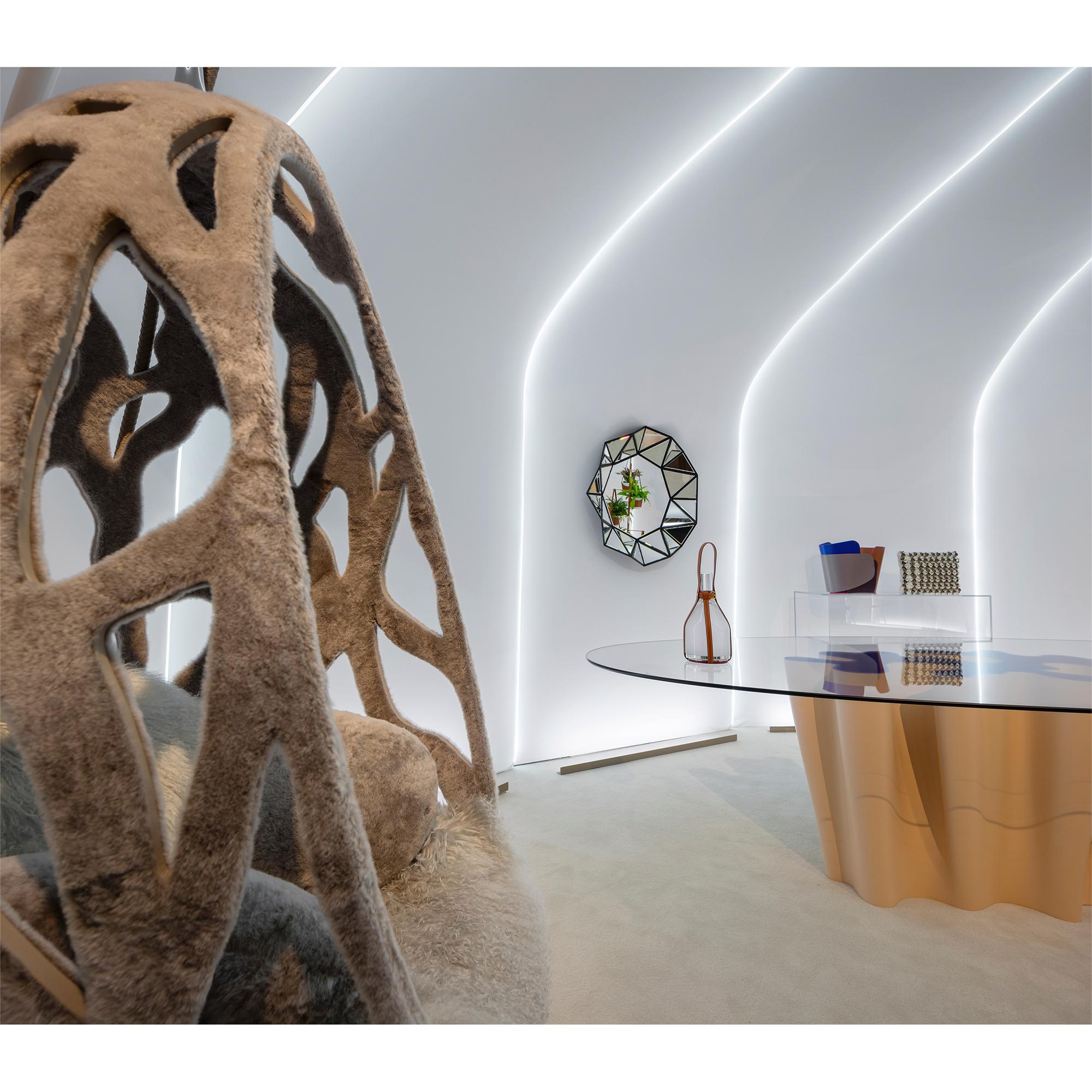 Anemona Tisch PM Round von Atelier Biagetti  Trunks, Reisen und Wohnen Wohnen und Art of Dining Designmöbel | LOUIS VUITTON (Zoom)