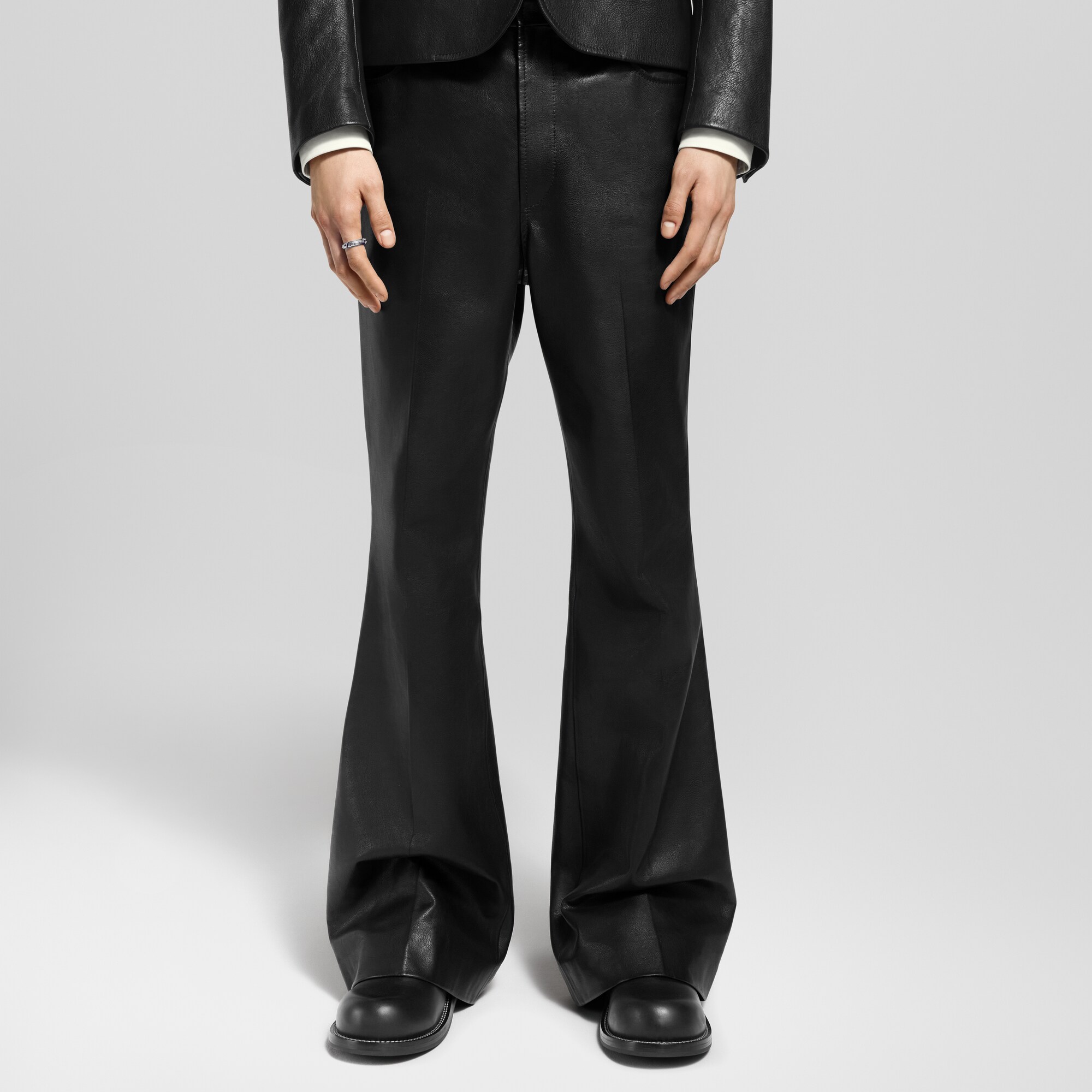 Ausgestellte Hose aus Leder  Herren Ready to Wear Hosen | LOUIS VUITTON (Zoom)