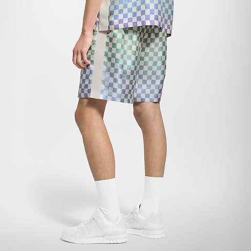 Bedruckte Shorts aus Seide mit Damier-Motiv und Farbverlauf Herren Ready to Wear Hosen | LOUIS VUITTON (Zoom)