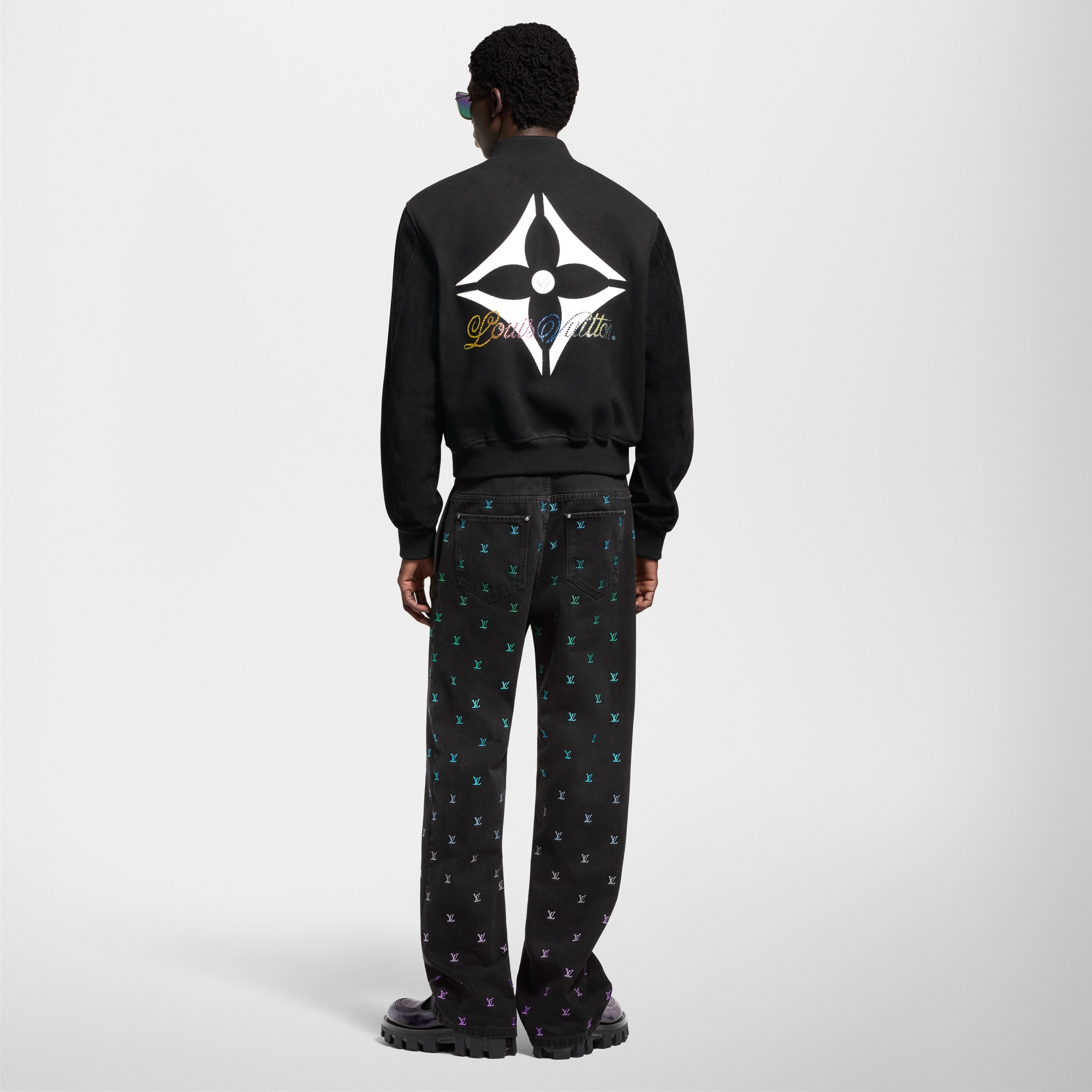 Bestickte Denim-Hose im Skater-Look mit LV Blason-Motiv und Farbverlauf  Herren Ready to Wear Denim | LOUIS VUITTON (Zoom)