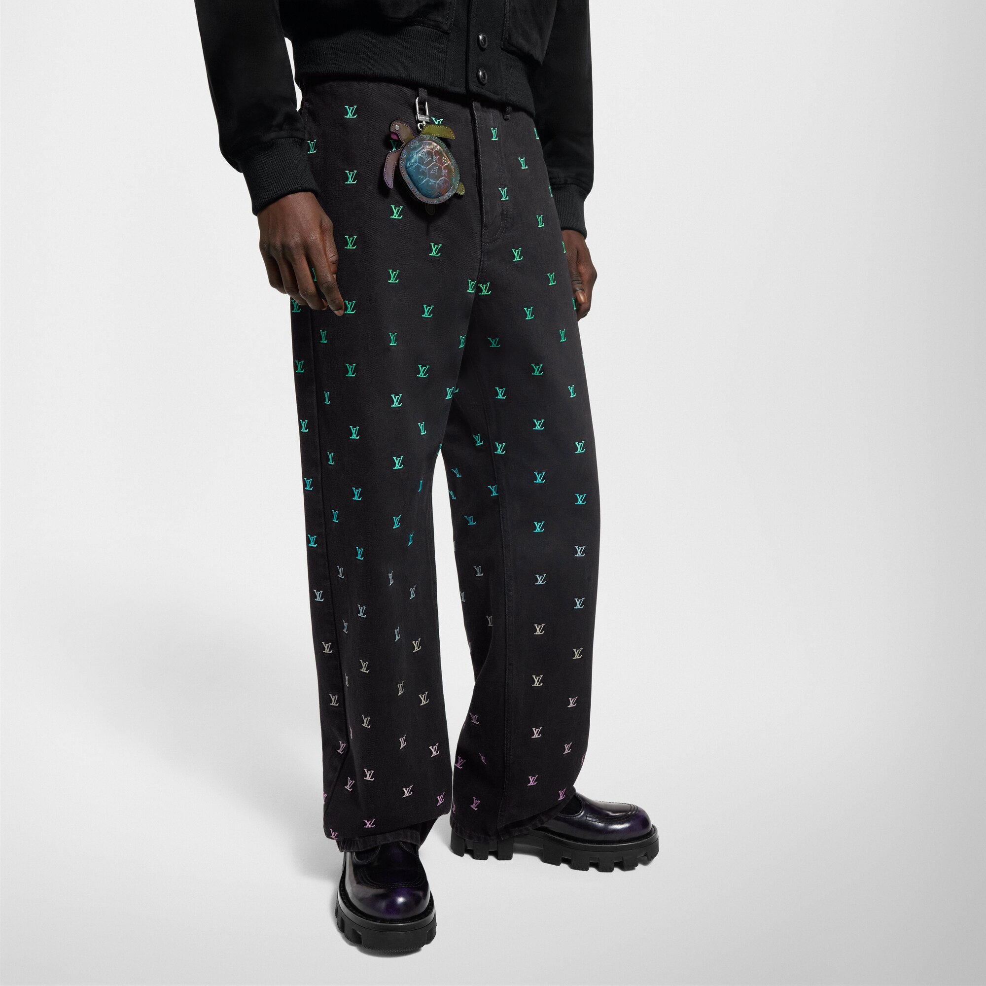 Bestickte Denim-Hose im Skater-Look mit LV Blason-Motiv und Farbverlauf  Herren Ready to Wear Denim | LOUIS VUITTON (Zoom)