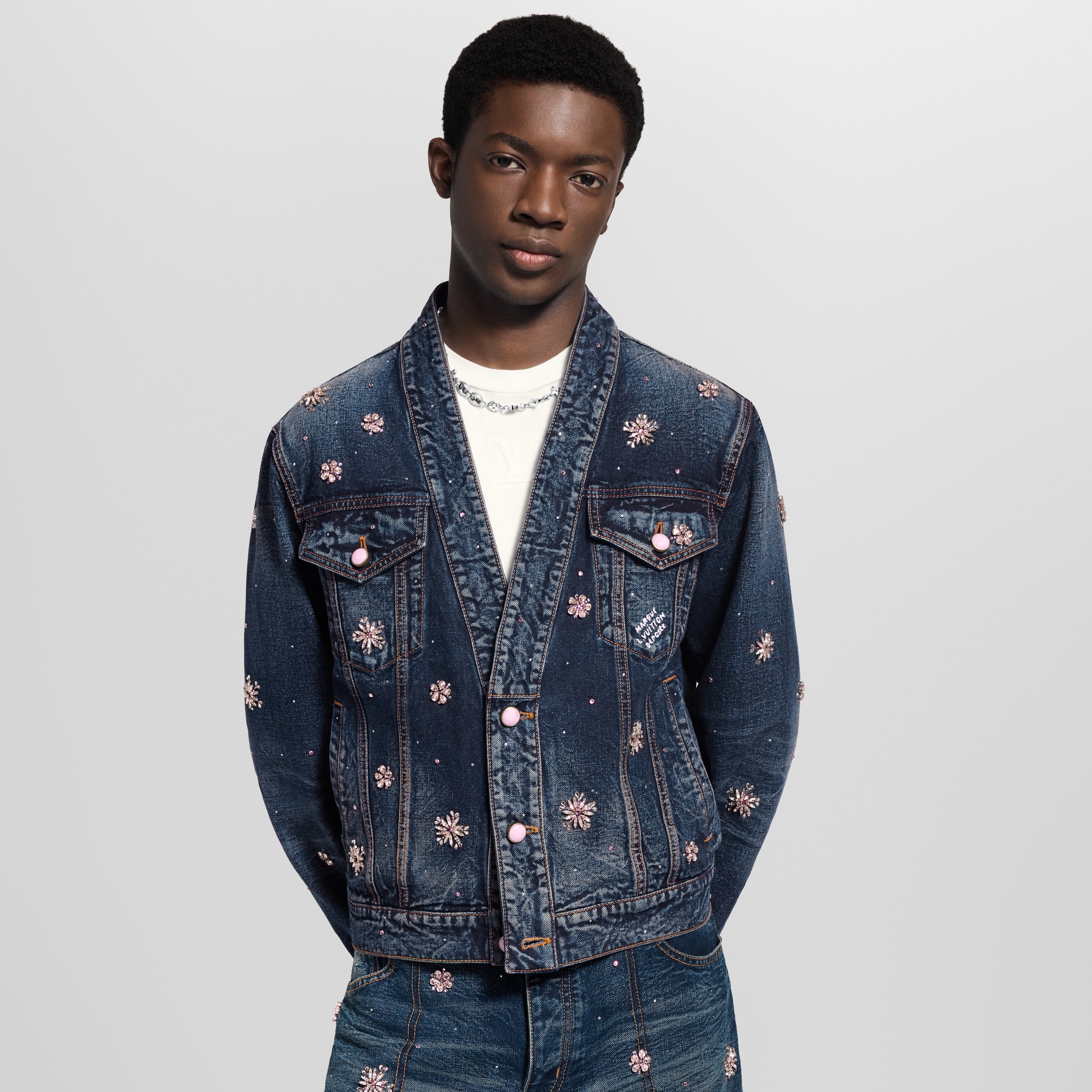 Bestickte Jacke aus Denim mit Kimono-Details  Herren Ready to Wear Jacken und Mäntel | LOUIS VUITTON (Zoom)
