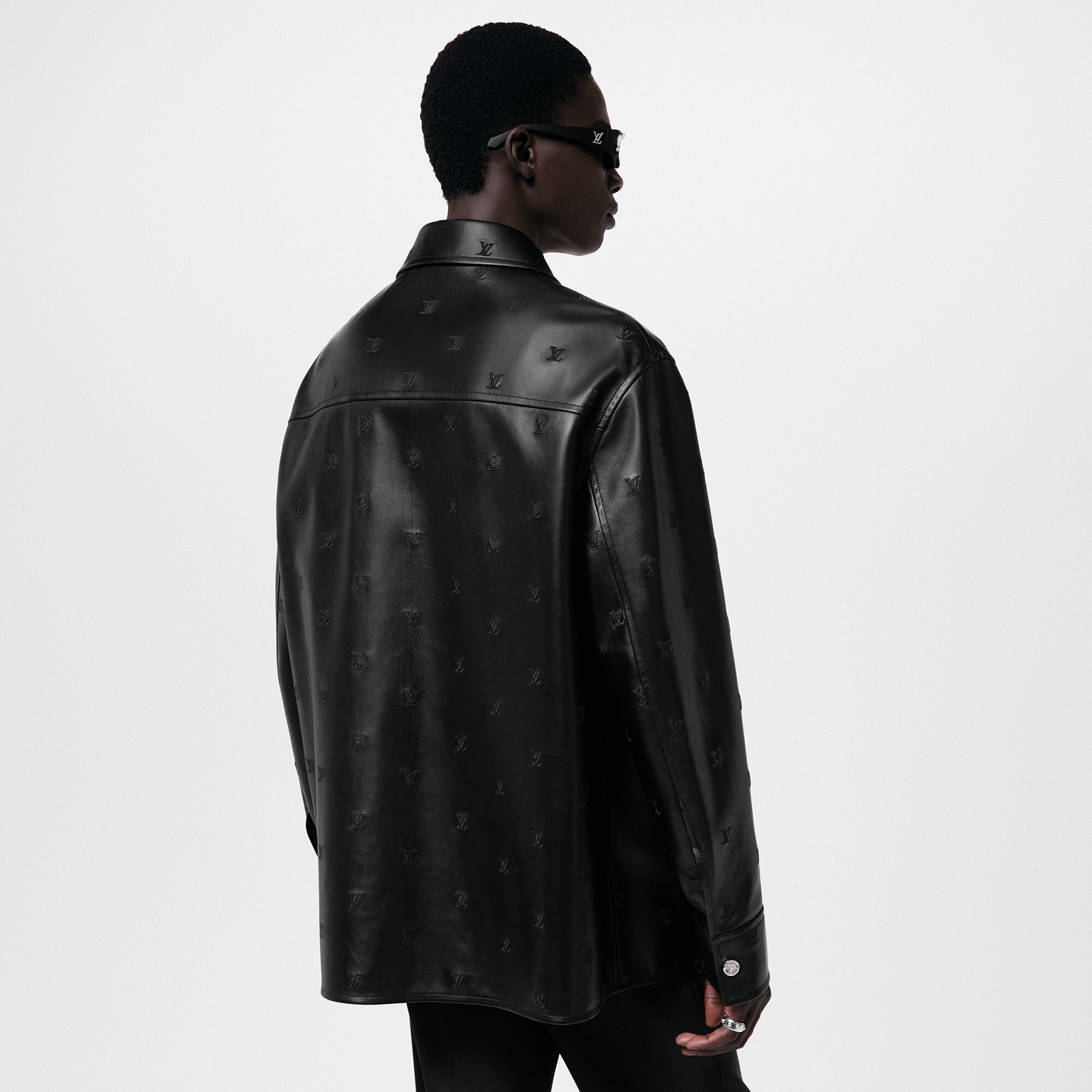 Besticktes Overshirt aus Leder mit Signatur  Herren Ready to Wear Vollständige Ready to Wear | LOUIS VUITTON (Zoom)