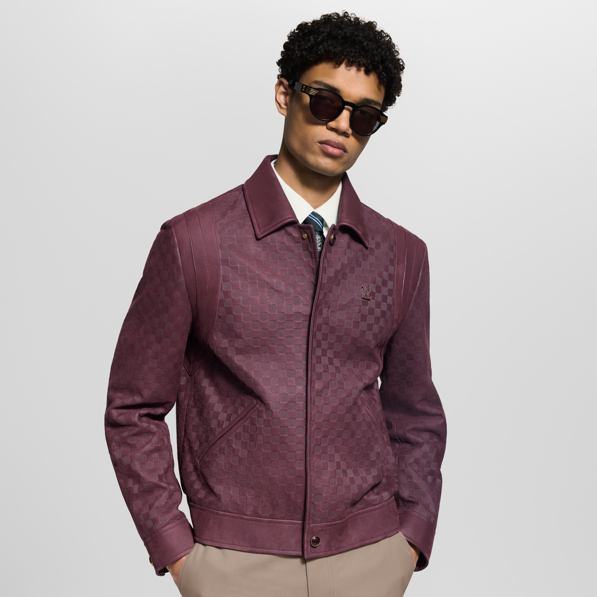 Blouson aus Leder mit geprägtem Damier-Motiv  Herren Ready to Wear Jacken und Mäntel | LOUIS VUITTON (Zoom)