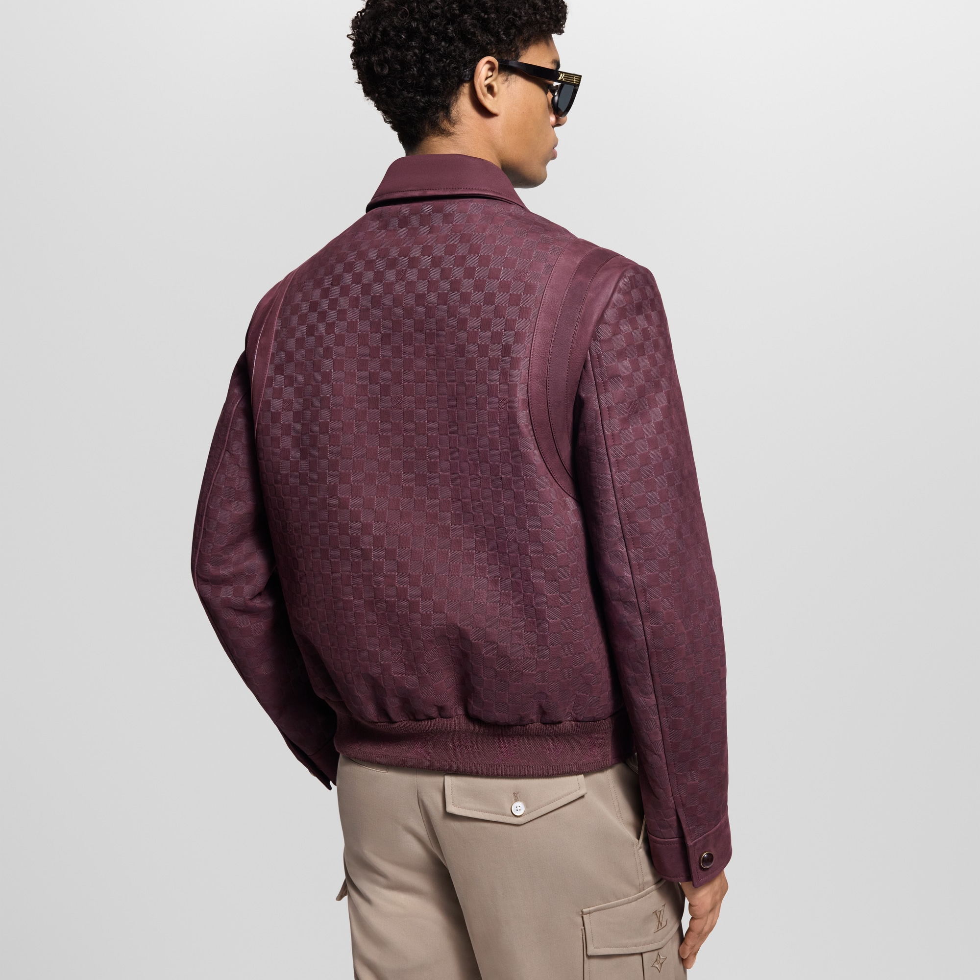 Blouson aus Leder mit geprägtem Damier-Motiv  Herren Ready to Wear Jacken und Mäntel | LOUIS VUITTON (Zoom)