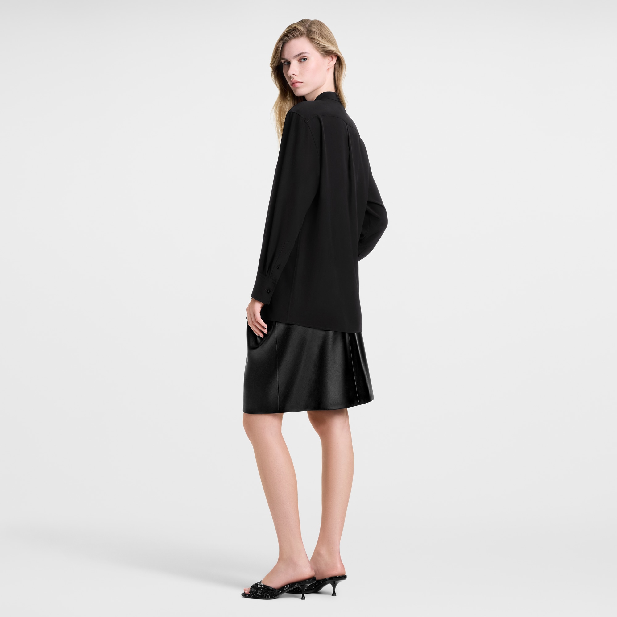 Bluse mit Lavallière-Kragen und Monogram-Detail  Damen Ready to Wear Tops | LOUIS VUITTON (Zoom)