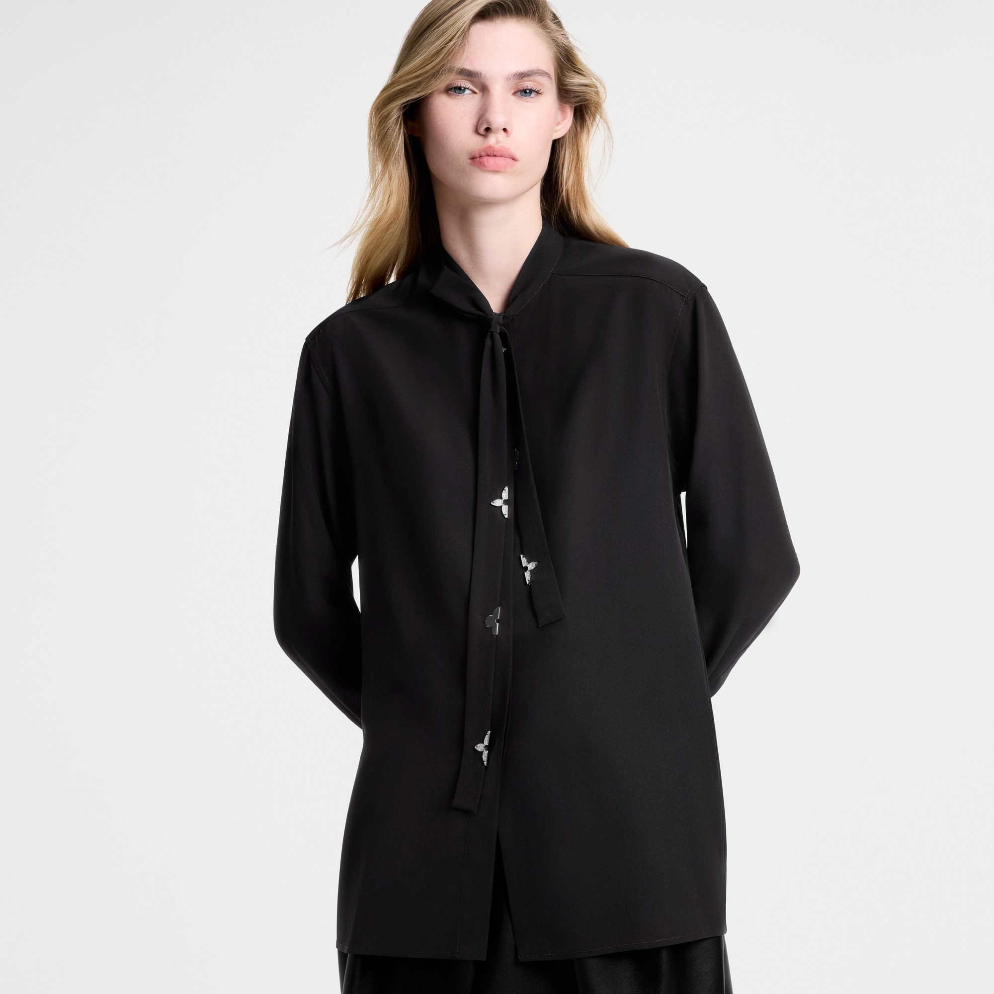 Bluse mit Lavallière-Kragen und Monogram-Detail  Damen Ready to Wear Tops | LOUIS VUITTON (Zoom)