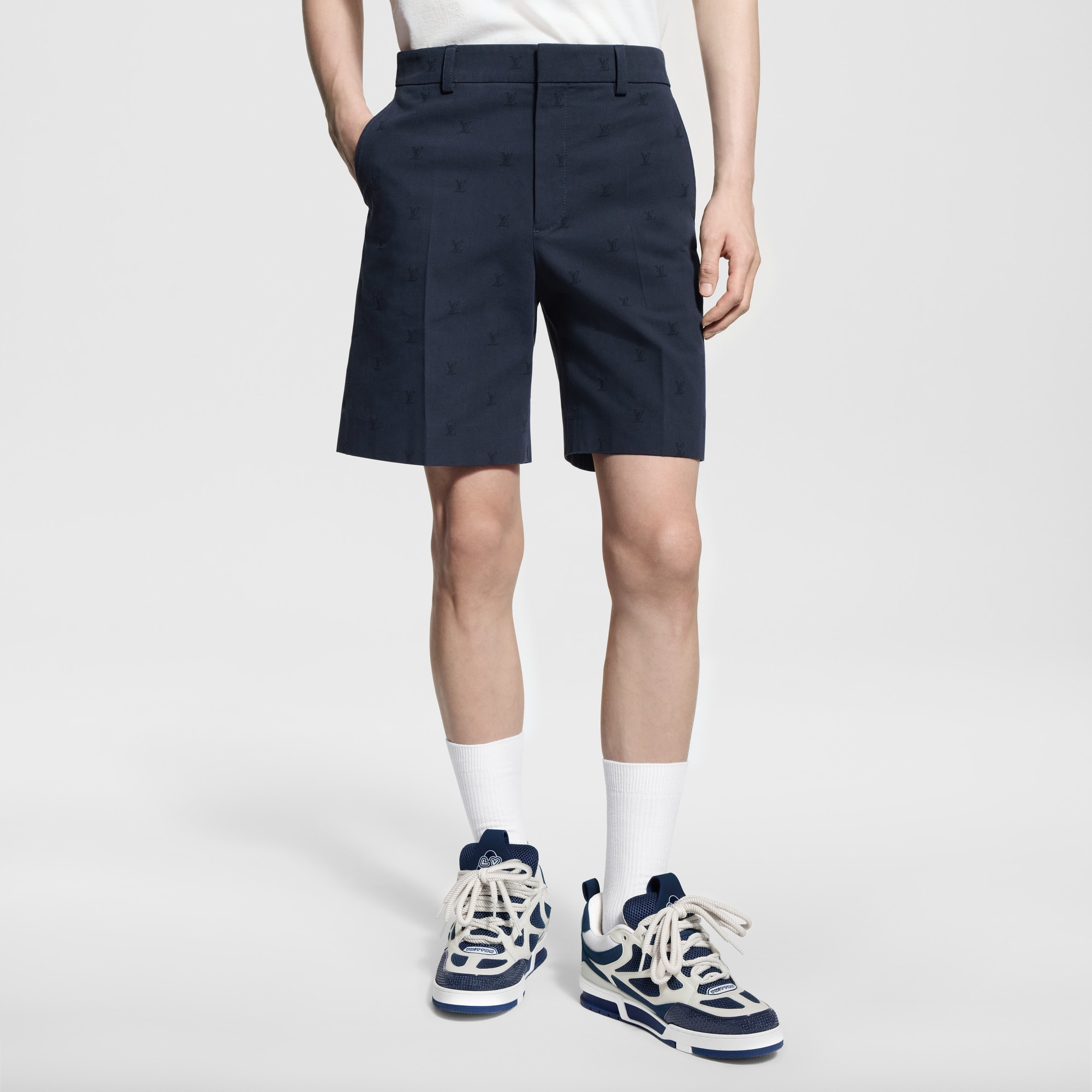 Chinoshorts aus Baumwolle mit LV Blason-Motiv  Herren Ready to Wear Hosen | LOUIS VUITTON (Zoom)