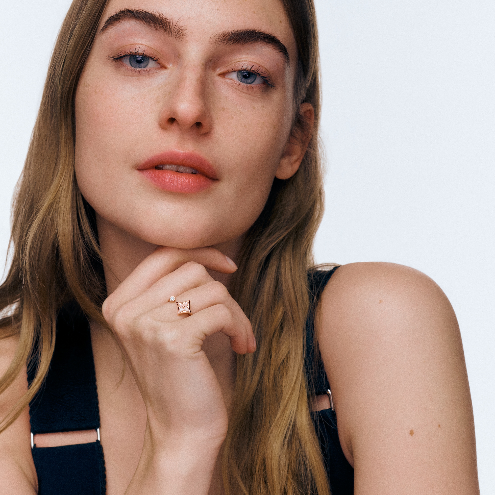 Color Blossom Mini Star Ring, Roségold, rosafarbenes Perlmutt und Diamant  Schmuck Kategorien Alle Schmuckstücke | LOUIS VUITTON (Zoom)