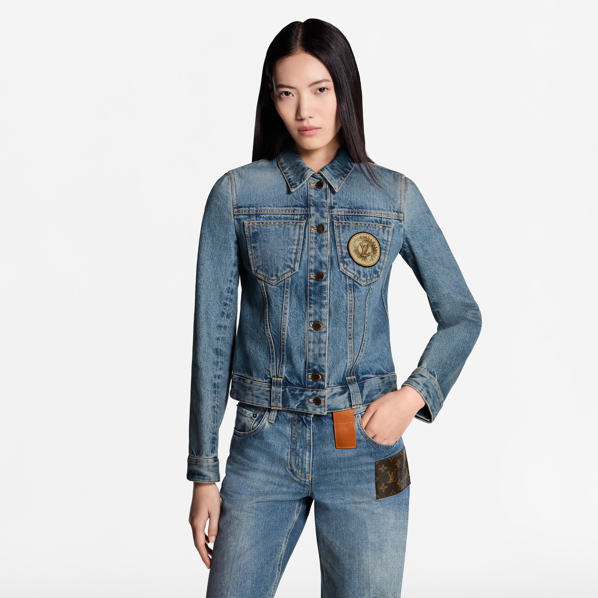 Denim-Jacke mit LV Patch  Damen Ready to Wear Mäntel und Jacken | LOUIS VUITTON (Zoom)