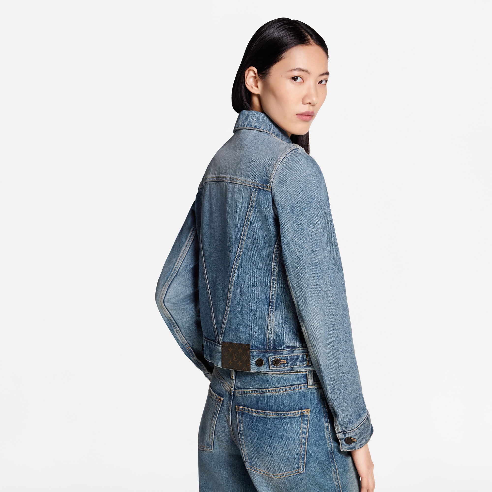 Denim-Jacke mit LV Patch  Damen Ready to Wear Mäntel und Jacken | LOUIS VUITTON (Zoom)