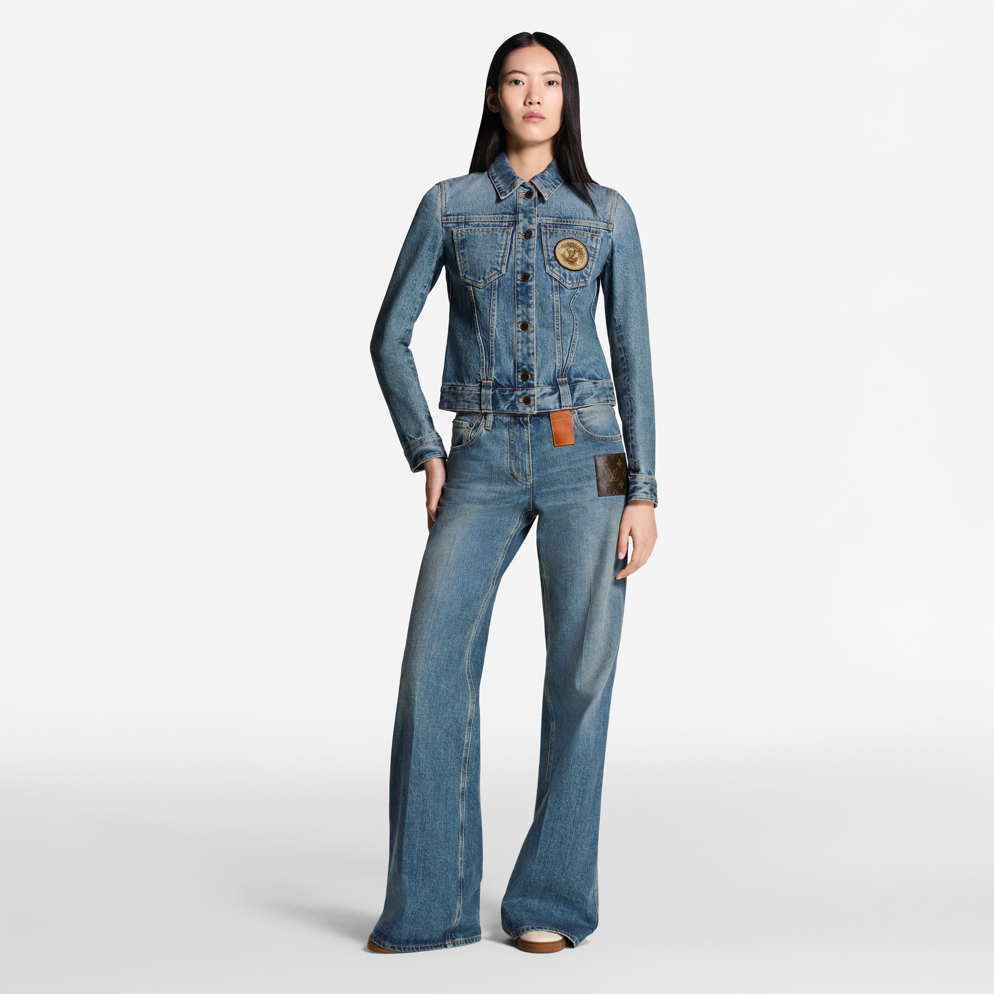 Denim-Jacke mit LV Patch  Damen Ready to Wear Mäntel und Jacken | LOUIS VUITTON (Zoom)
