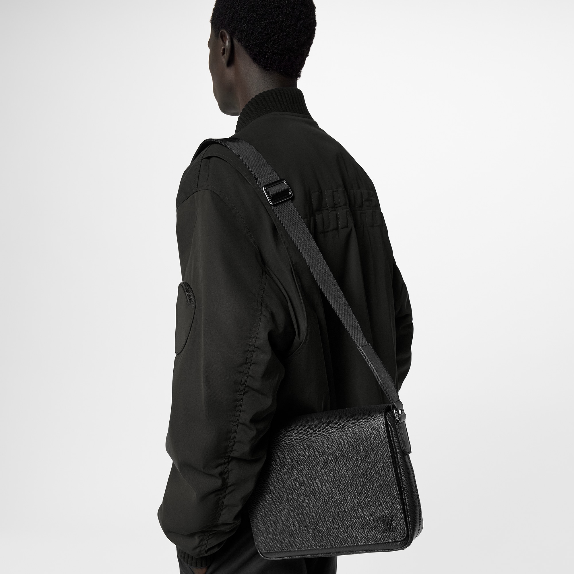 District PM Messenger Tasche Taïga Leder Herren Taschen Alle Taschen | LOUIS VUITTON (Zoom)