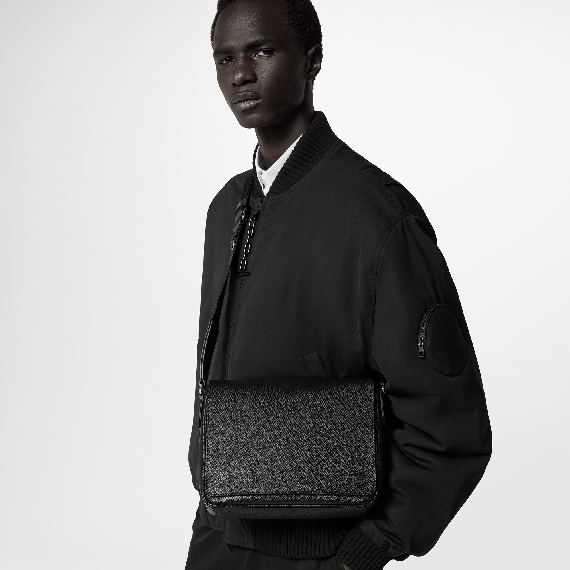 District PM Messenger Tasche Taïga Leder Herren Taschen Alle Taschen | LOUIS VUITTON (Zoom)