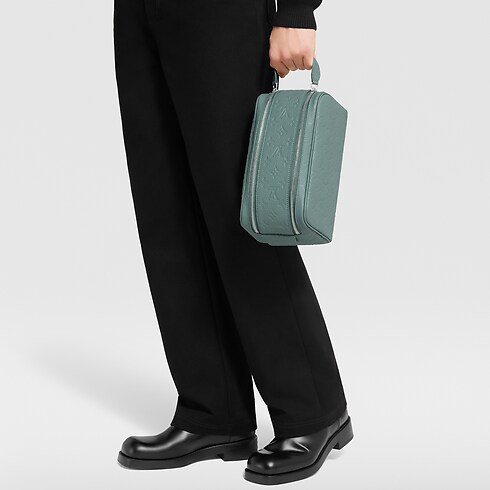 Dopp Kit Taurillon Monogram Herren Reisegepäck Reiseaccessoires | LOUIS VUITTON (Zoom)
