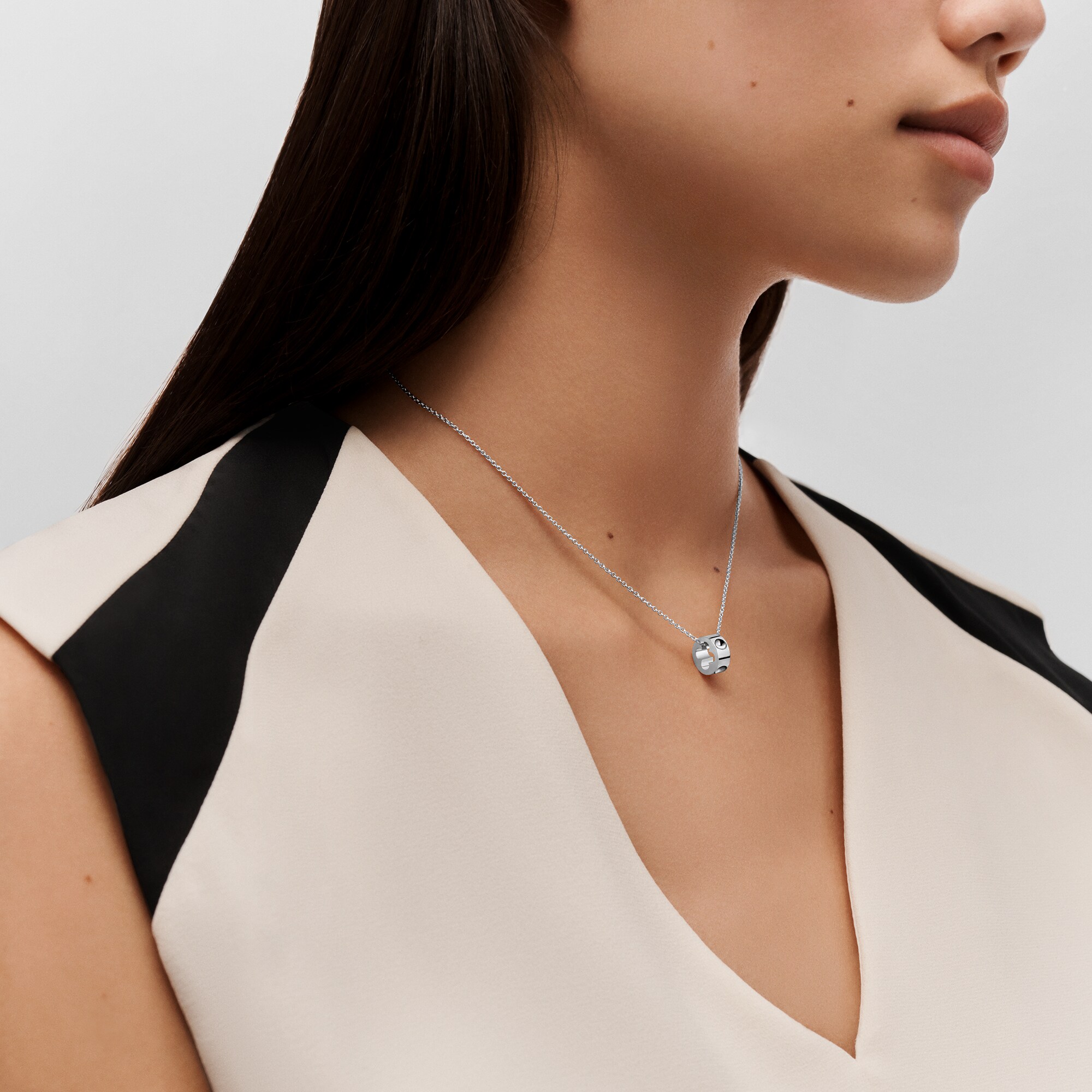 Empreinte Anhänger mit Halskette, Weißgold  Schmuck Kategorien Halsketten und Anhänger | LOUIS VUITTON (Zoom)