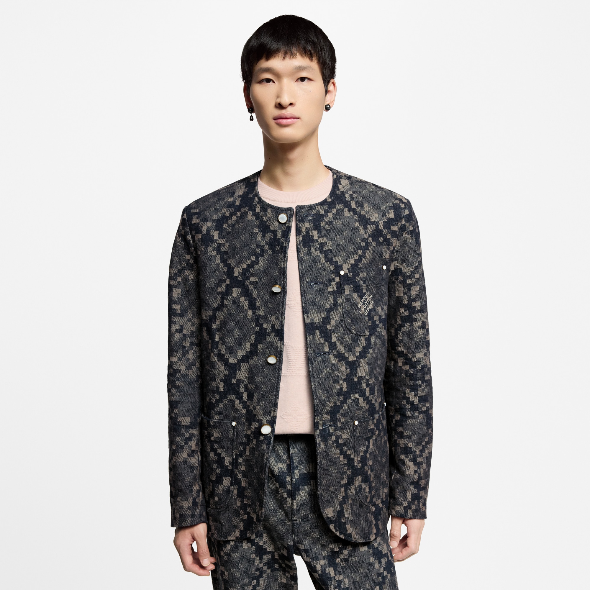 Grafische, kragenlose Jacke aus Denim  Herren Ready to Wear Vollständige Ready to Wear | LOUIS VUITTON (Zoom)