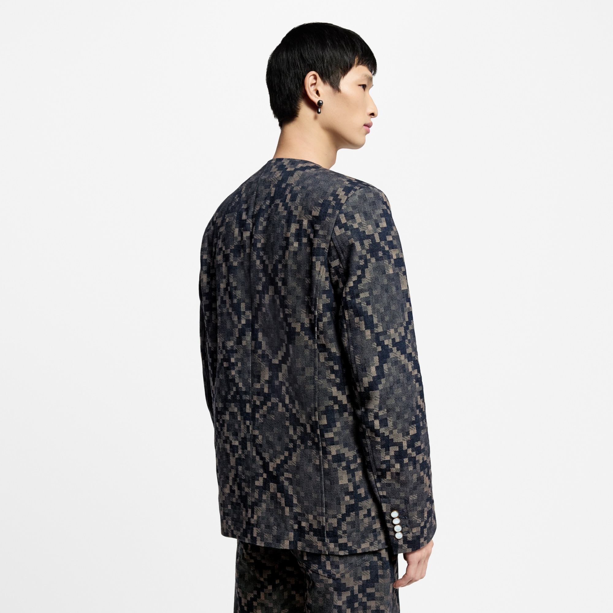 Grafische, kragenlose Jacke aus Denim  Herren Ready to Wear Vollständige Ready to Wear | LOUIS VUITTON (Zoom)