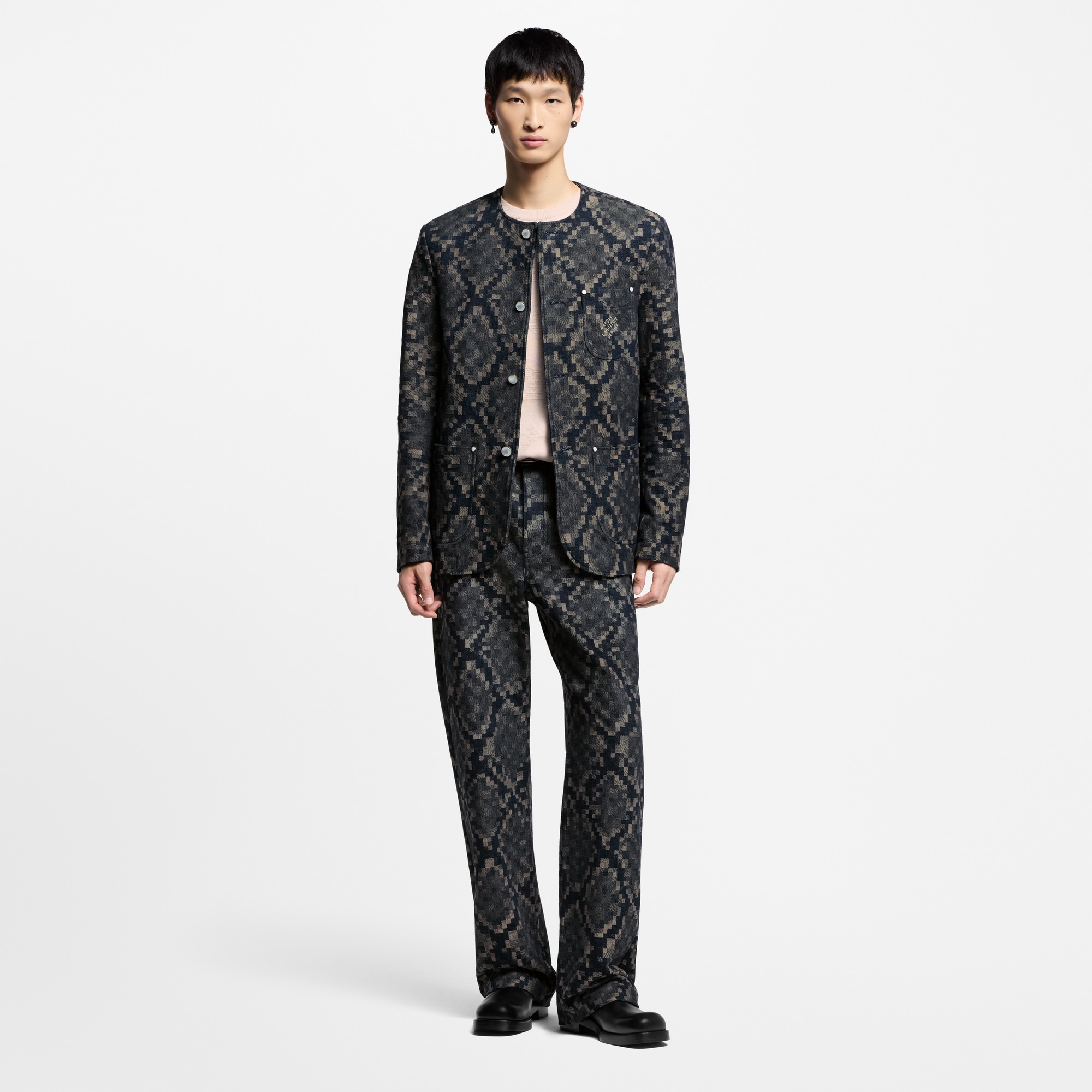 Grafische, kragenlose Jacke aus Denim  Herren Ready to Wear Vollständige Ready to Wear | LOUIS VUITTON (Zoom)