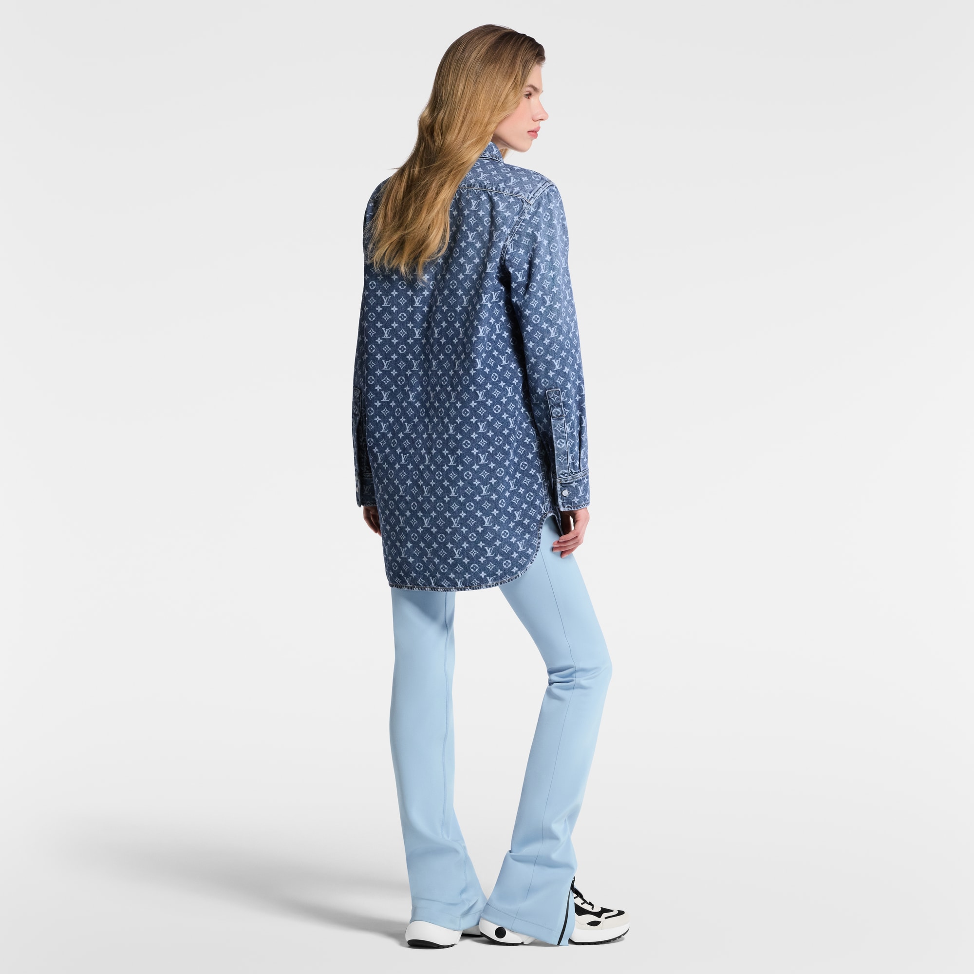 Hemd aus Denim mit Monogram-Motiv  Damen Ready to Wear Tops | LOUIS VUITTON (Zoom)