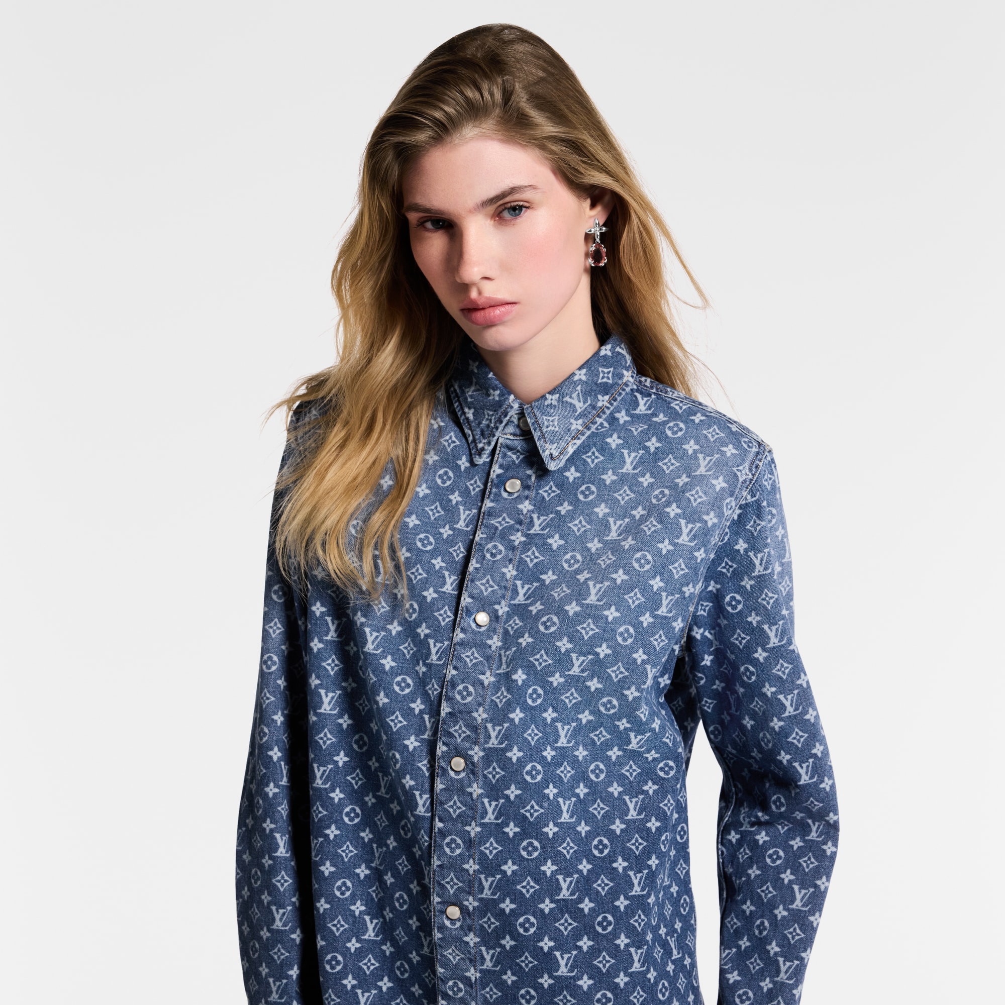 Hemd aus Denim mit Monogram-Motiv  Damen Ready to Wear Tops | LOUIS VUITTON (Zoom)
