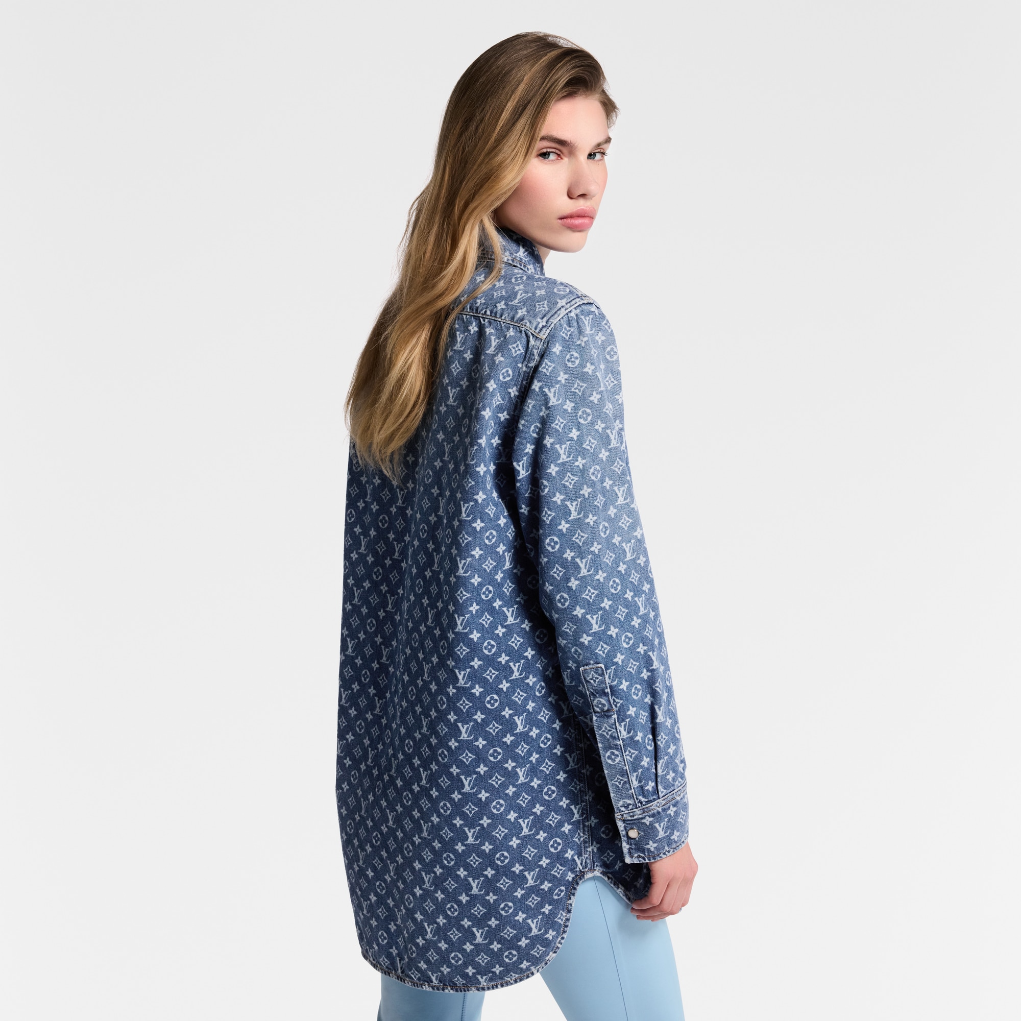 Hemd aus Denim mit Monogram-Motiv  Damen Ready to Wear Tops | LOUIS VUITTON (Zoom)