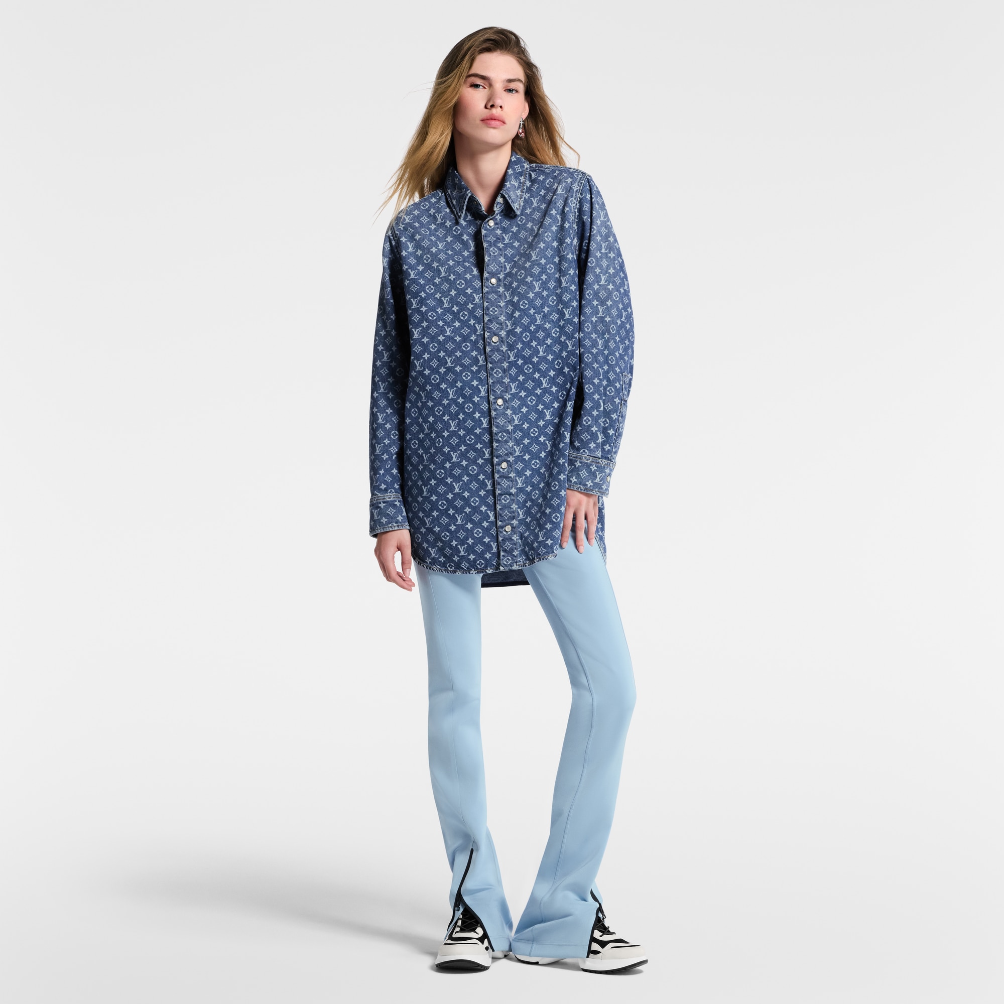 Hemd aus Denim mit Monogram-Motiv  Damen Ready to Wear Tops | LOUIS VUITTON (Zoom)
