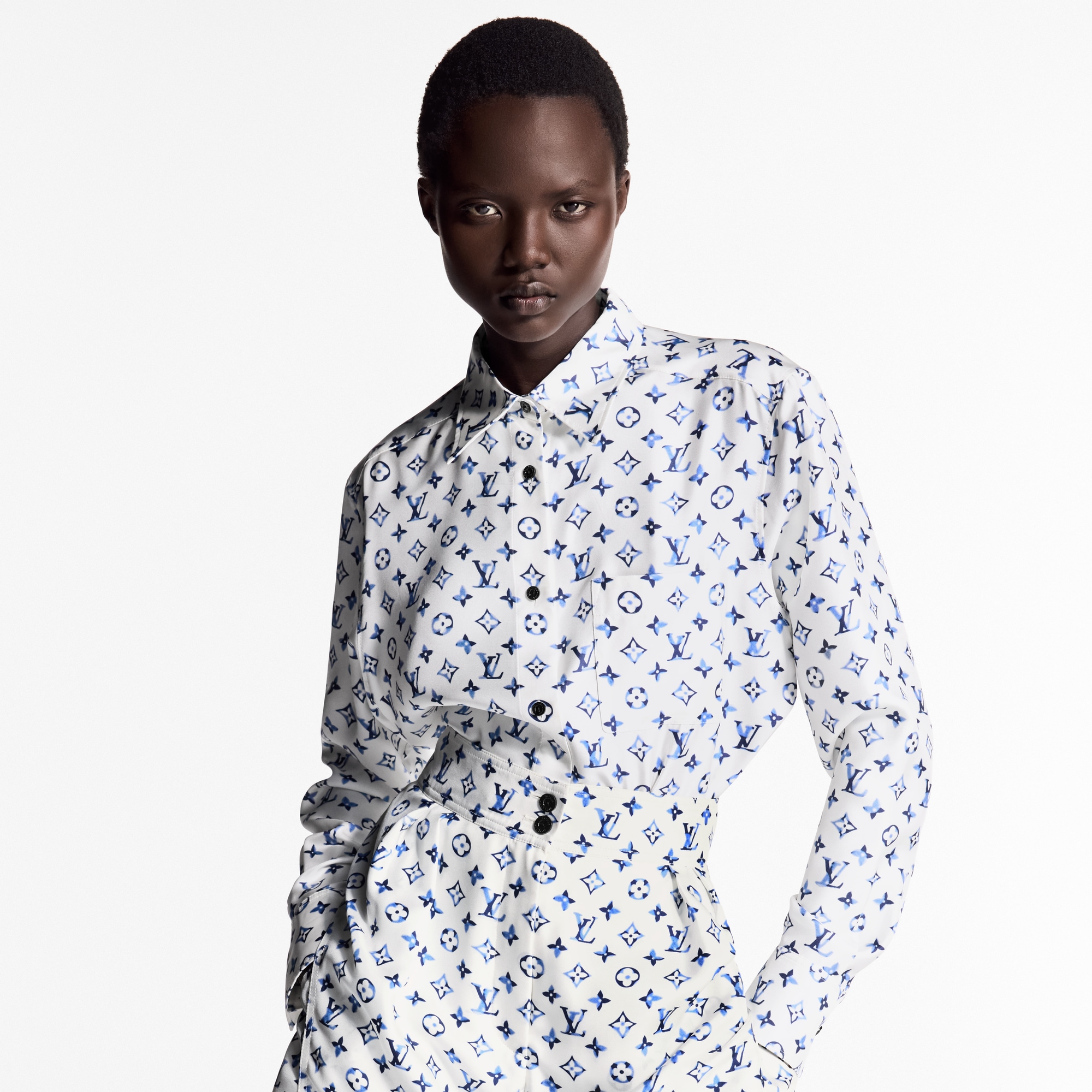Hemd aus Seide mit Monogram-Motiv im Aquarellstil  Damen Ready to Wear Tops | LOUIS VUITTON (Zoom)