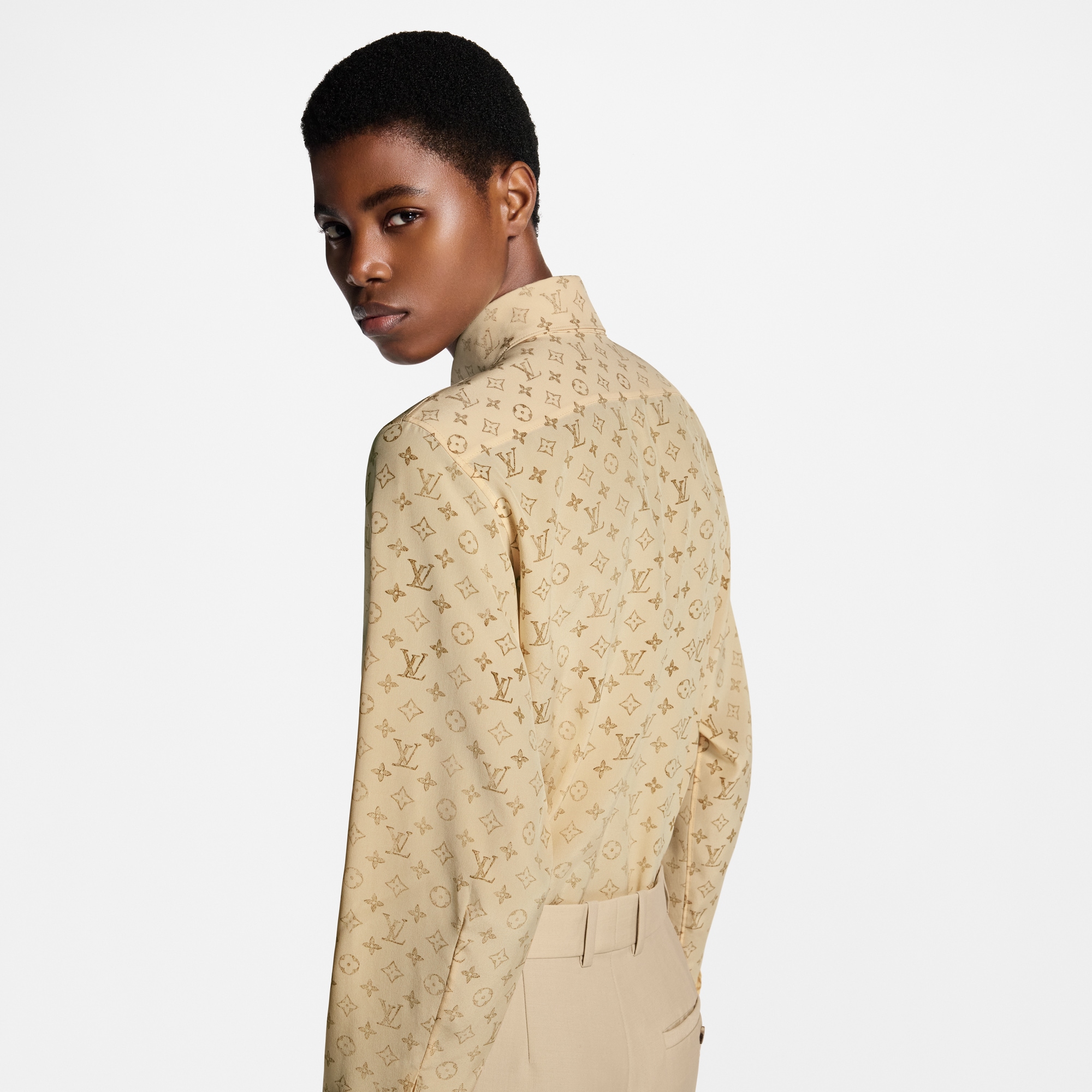 Hemd aus Seide mit Monogram-Motiv im verwaschenen Design  Damen Ready to Wear Tops | LOUIS VUITTON (Zoom)
