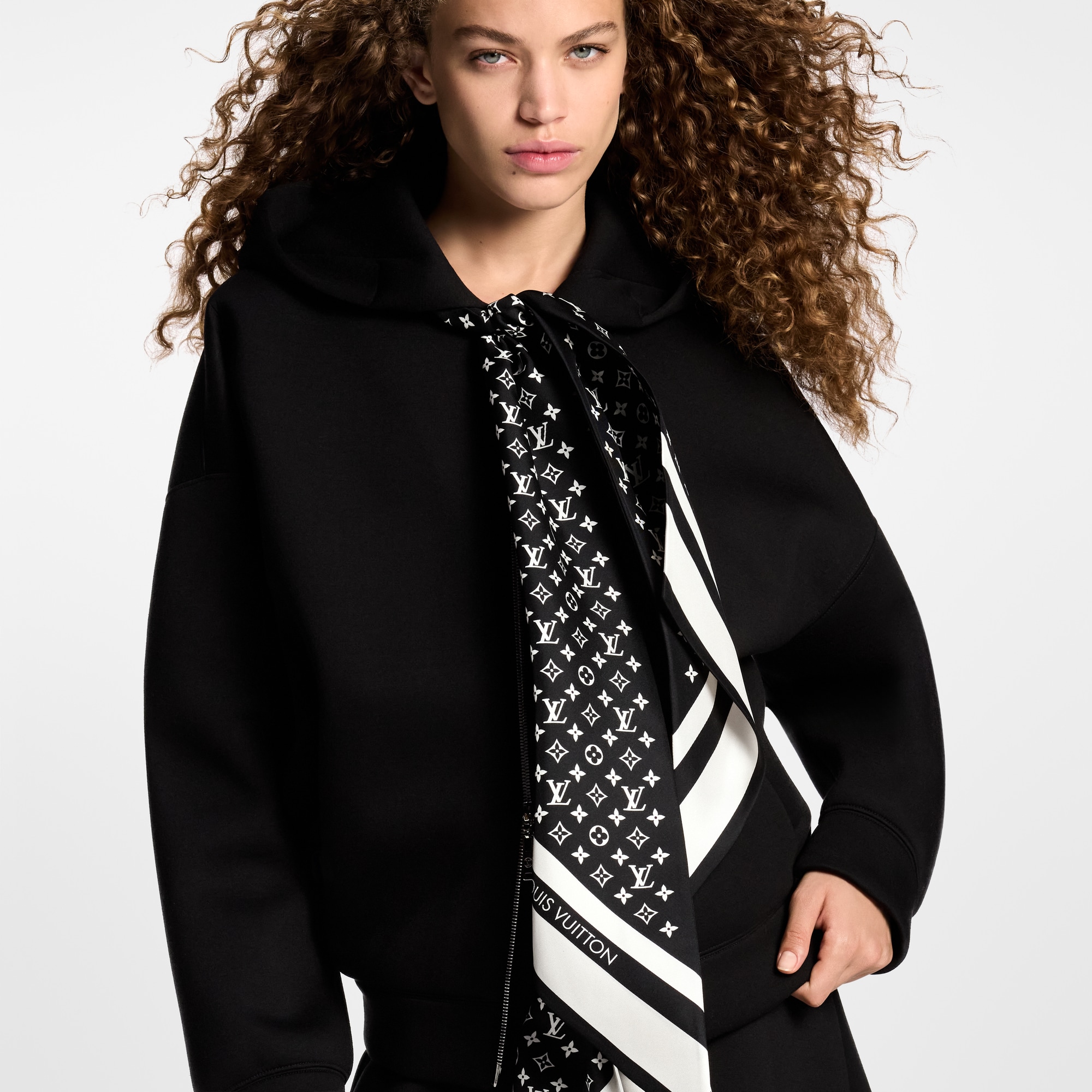 Hoodie mit Reißverschluss und Schal-Details mit Monogram  Damen Ready to Wear Tops | LOUIS VUITTON (Zoom)