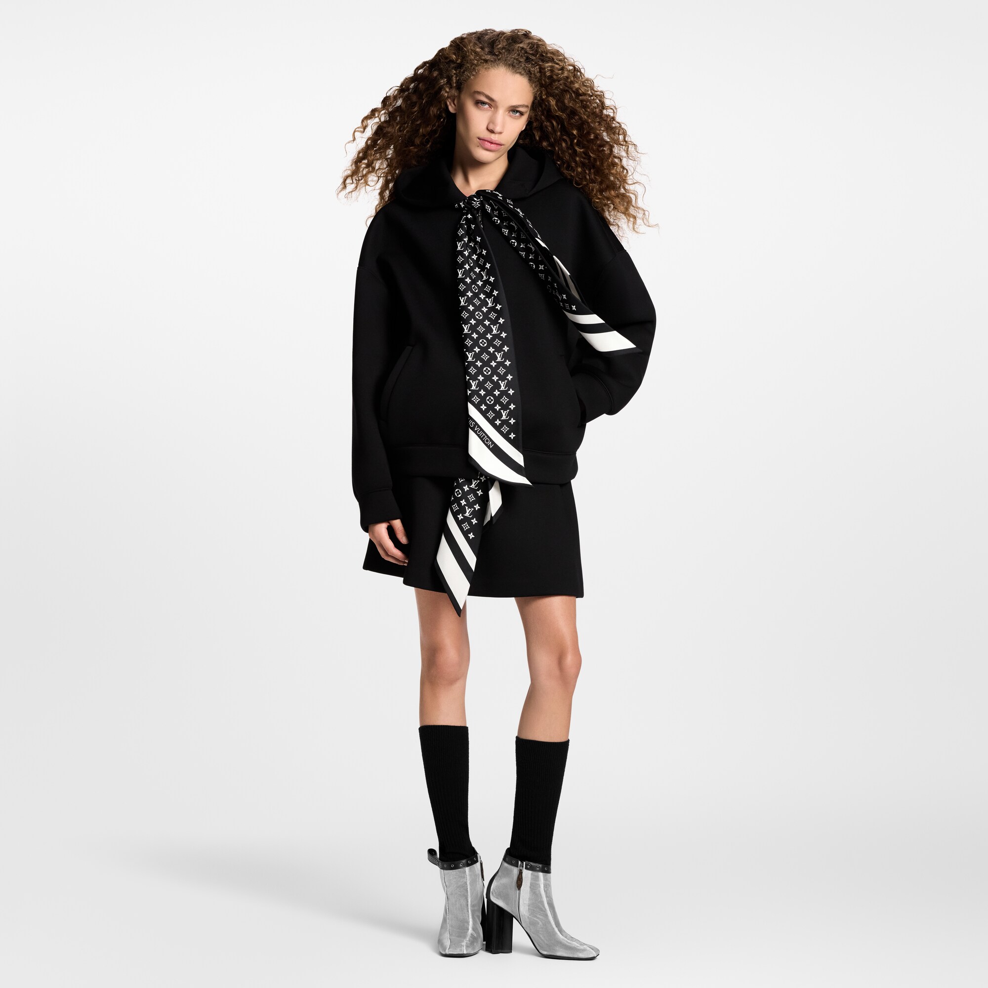 Hoodie mit Reißverschluss und Schal-Details mit Monogram  Damen Ready to Wear Tops | LOUIS VUITTON (Zoom)