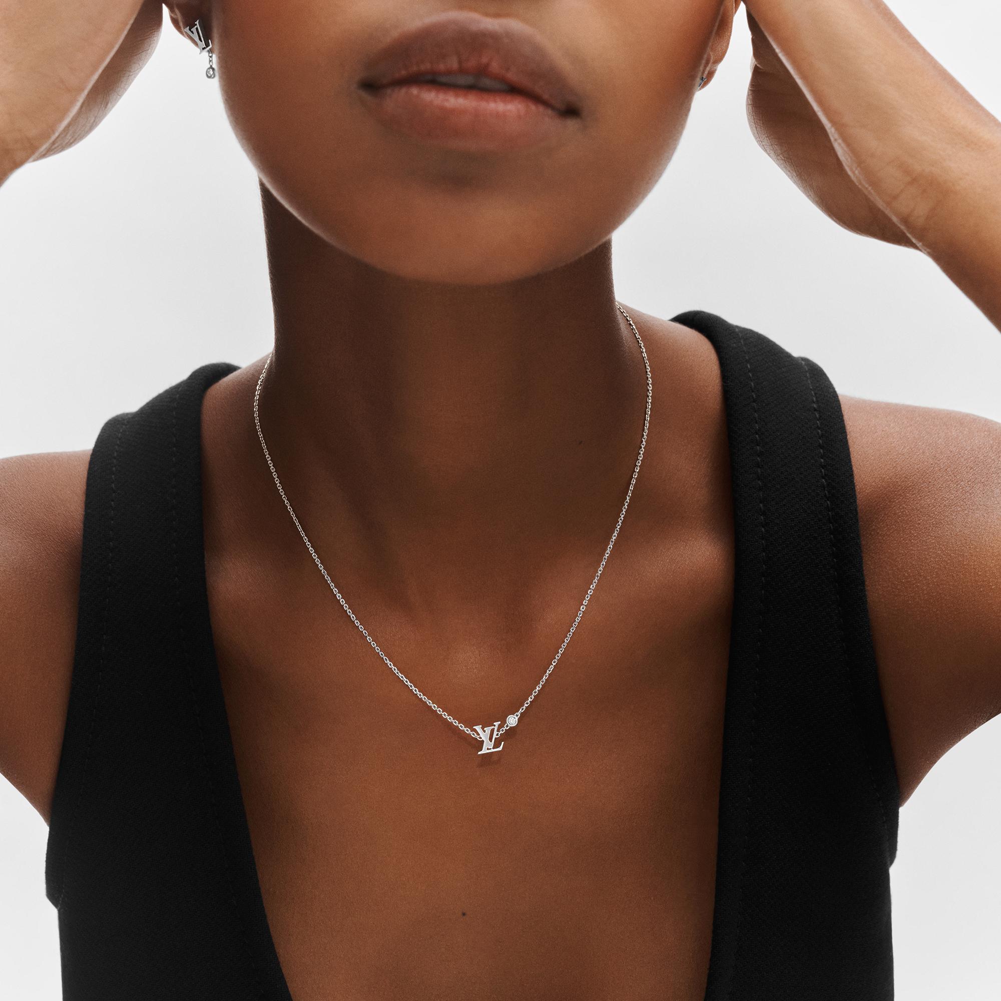 Idylle Blossom LV Anhänger, Weißgold mit Diamant  Schmuck Kategorien Alle Schmuckstücke | LOUIS VUITTON (Zoom)