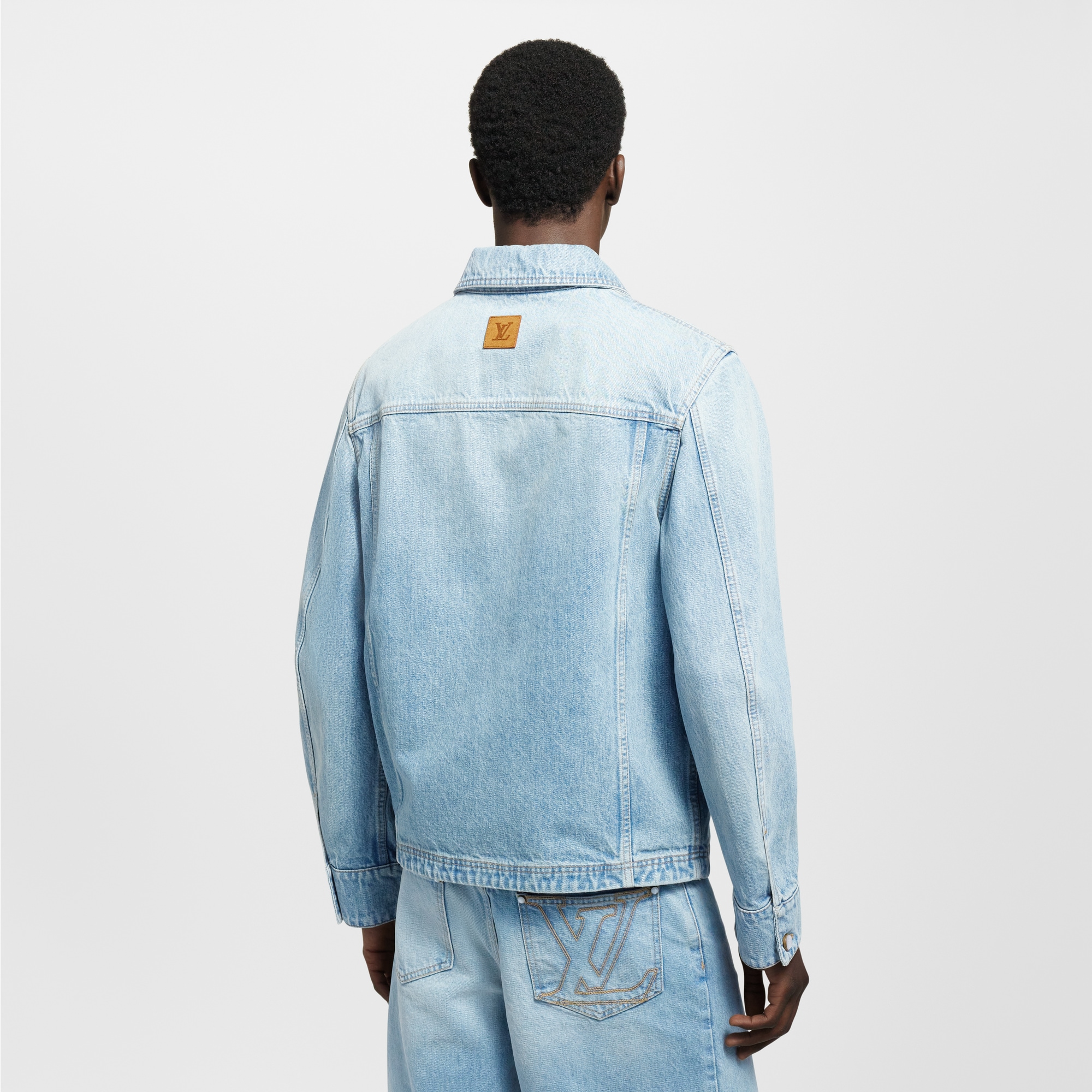 Jacke aus Denim im Workwear-Stil mit LV Signatur  Herren Ready to Wear Jacken und Mäntel | LOUIS VUITTON (Zoom)
