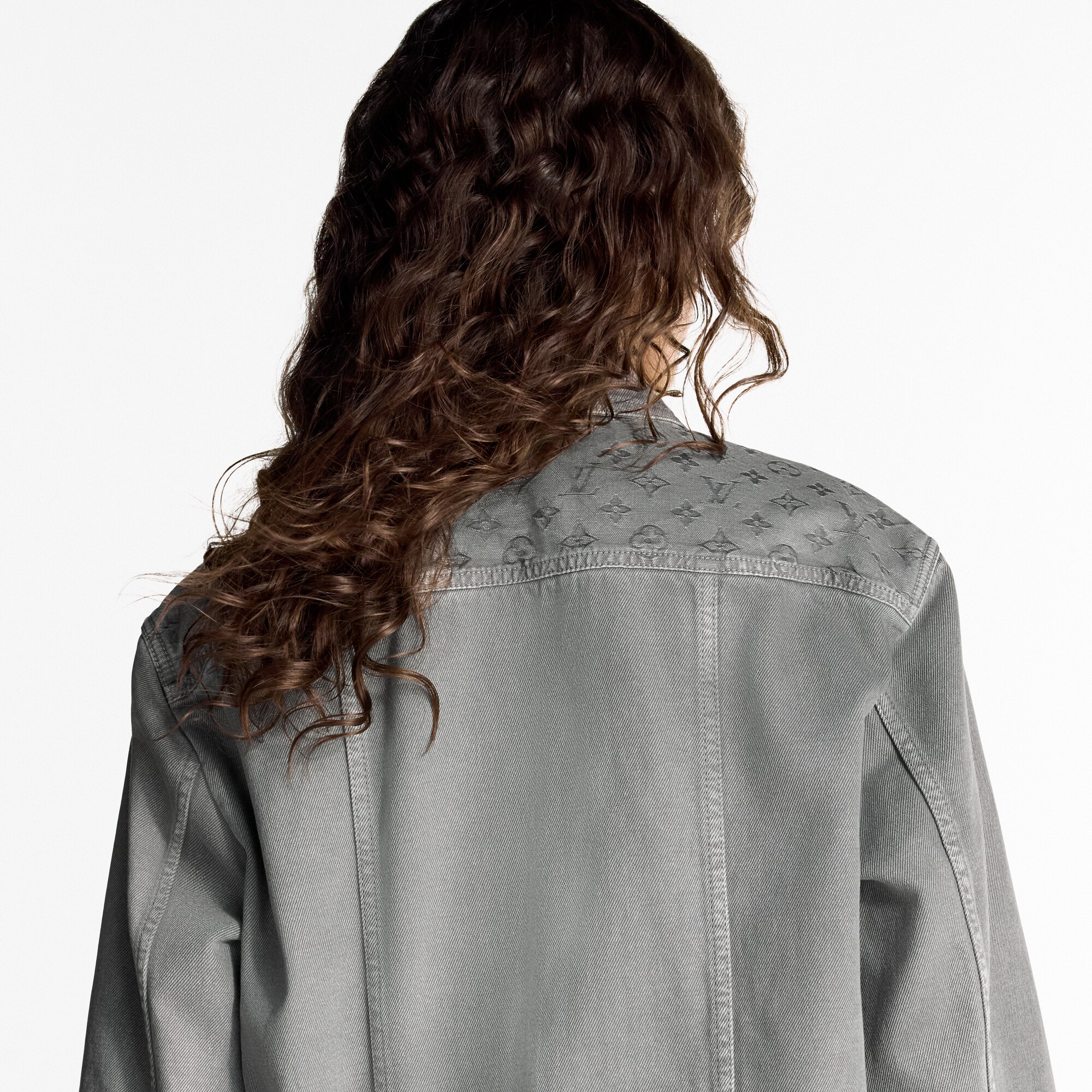 Jacke aus Denim mit Pattentaschen  Damen Ready to Wear Mäntel und Jacken | LOUIS VUITTON (Zoom)