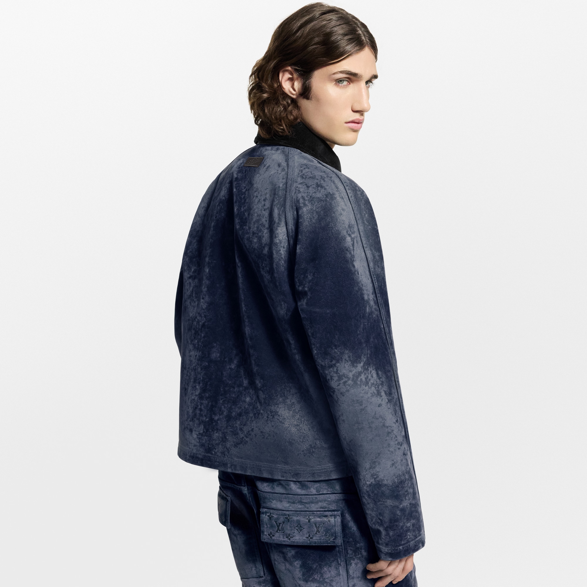 Jacke aus geflocktem Denim mit Monogram-Details  Herren Ready to Wear Jacken und Mäntel | LOUIS VUITTON (Zoom)