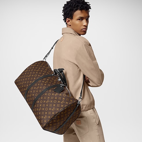 Keepall 55 mit Schulterriemen worn view