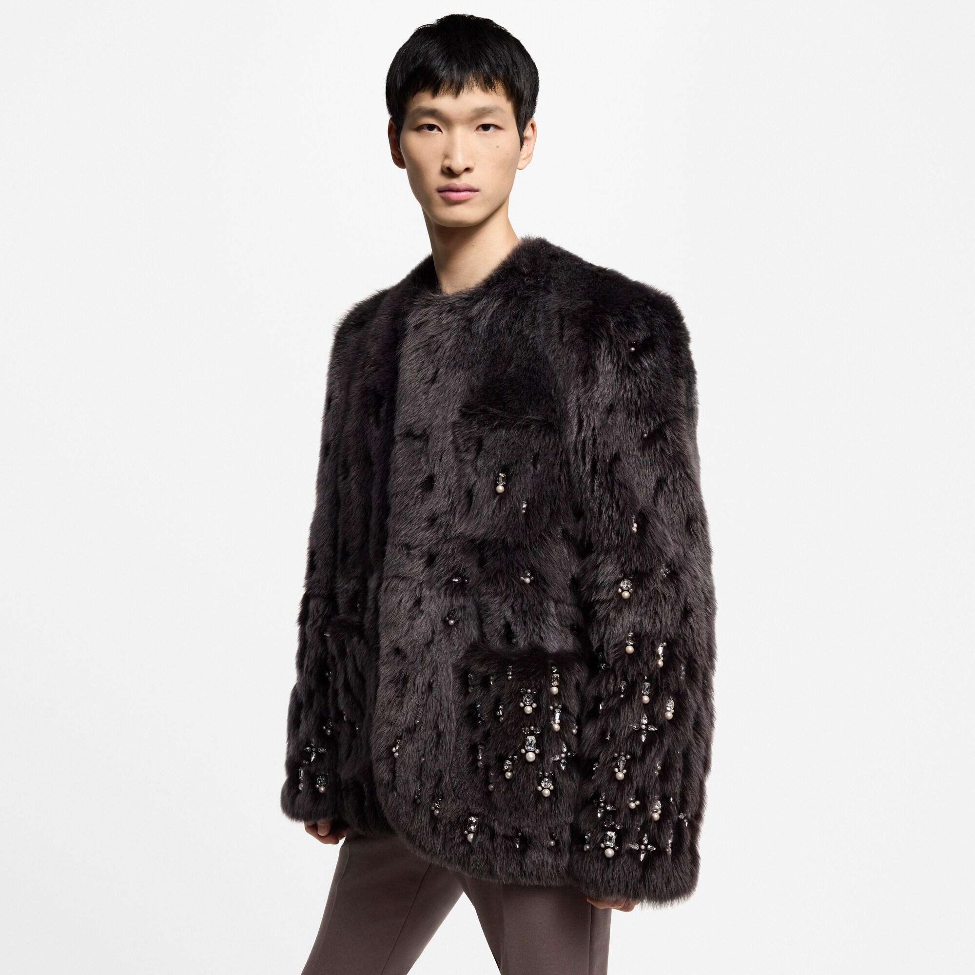 Kragenlose Jacke aus Lammfell mit Verzierungen - auf Bestellung erhältlich  Herren Ready to Wear Sakkos und Jacketts | LOUIS VUITTON (Zoom)