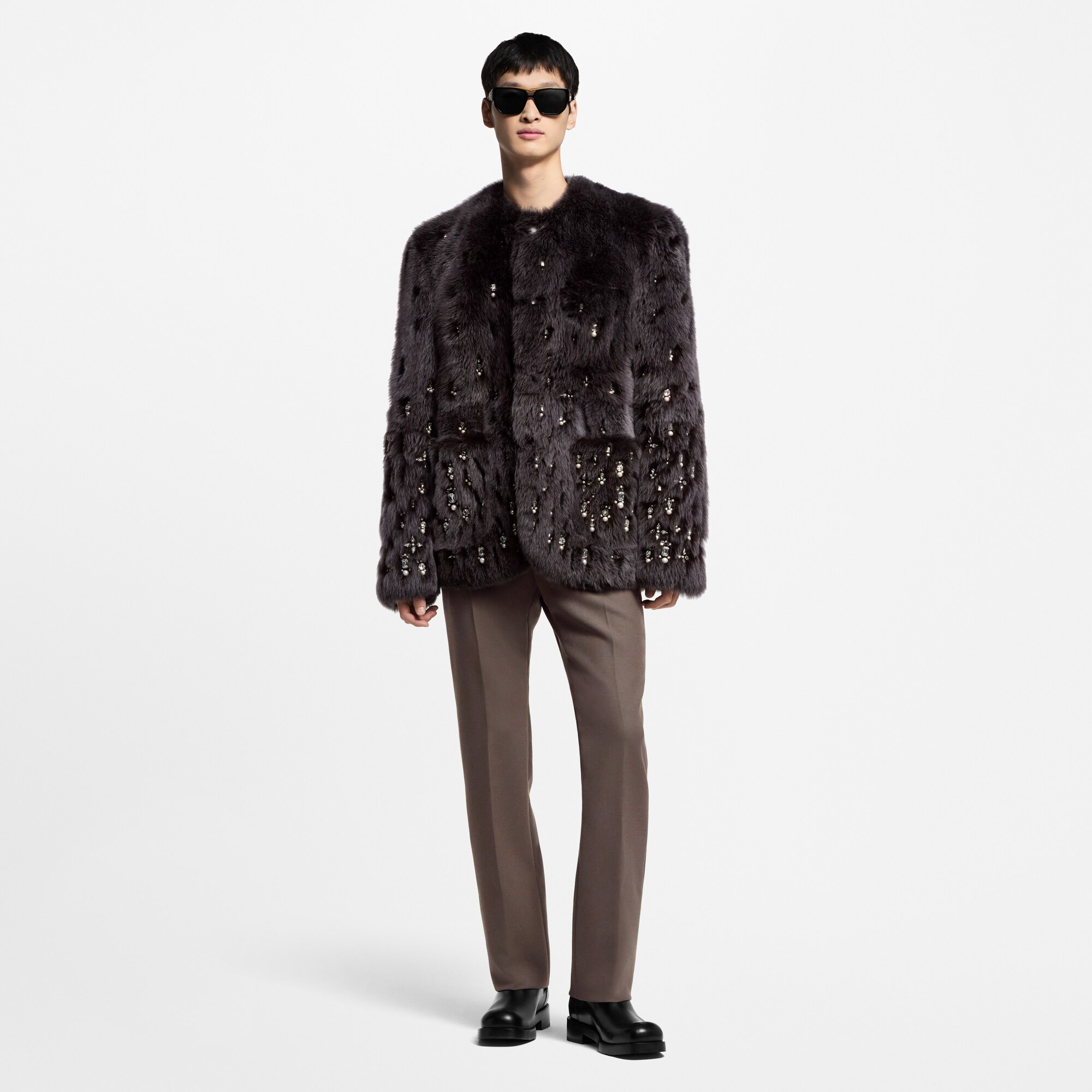 Kragenlose Jacke aus Lammfell mit Verzierungen - auf Bestellung erhältlich  Herren Ready to Wear Sakkos und Jacketts | LOUIS VUITTON (Zoom)