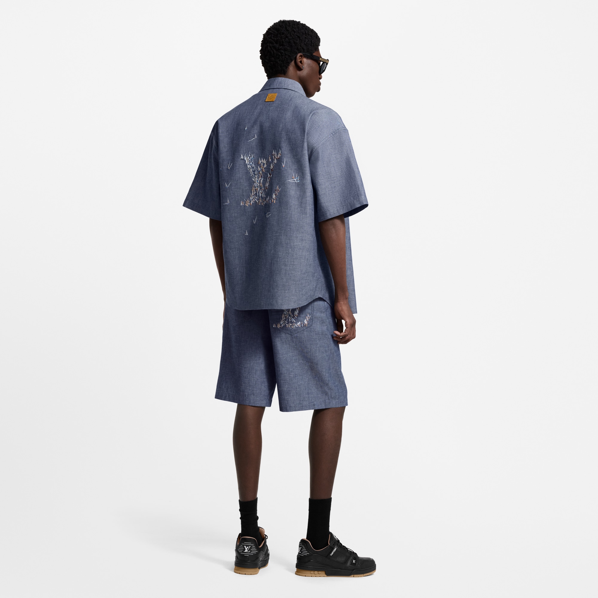 Kurzarm-Hemd aus Chambray mit Stickereien  Herren Ready to Wear Hemden | LOUIS VUITTON (Zoom)