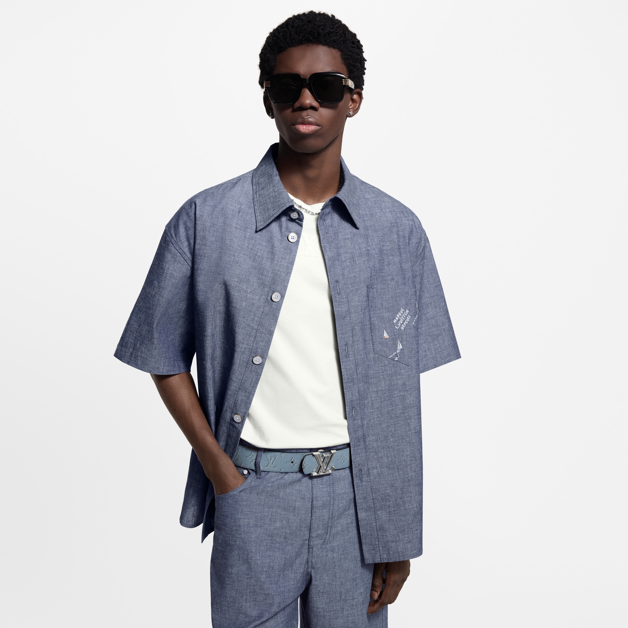 Kurzarm-Hemd aus Chambray mit Stickereien  Herren Ready to Wear Hemden | LOUIS VUITTON (Zoom)
