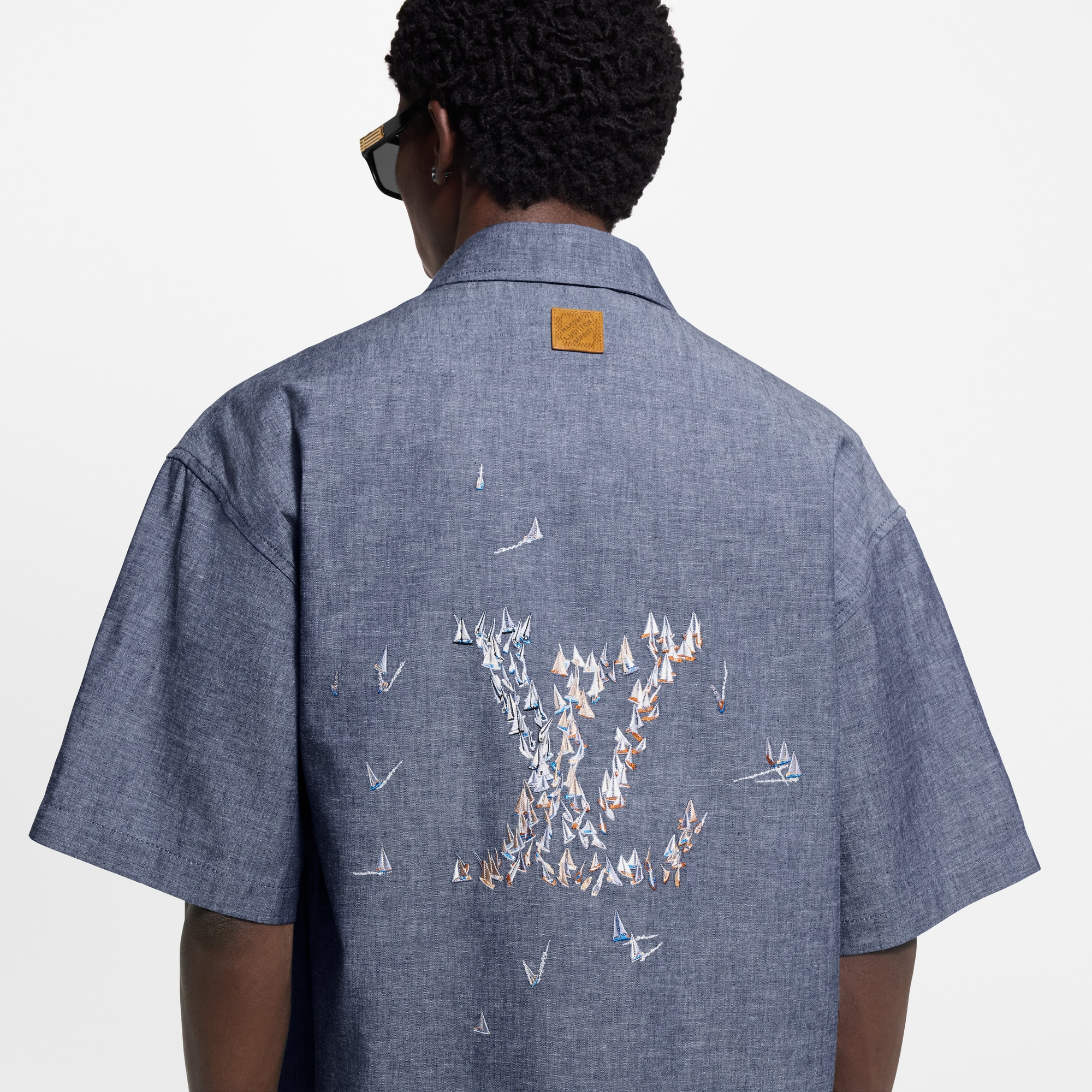 Kurzarm-Hemd aus Chambray mit Stickereien  Herren Ready to Wear Hemden | LOUIS VUITTON (Zoom)