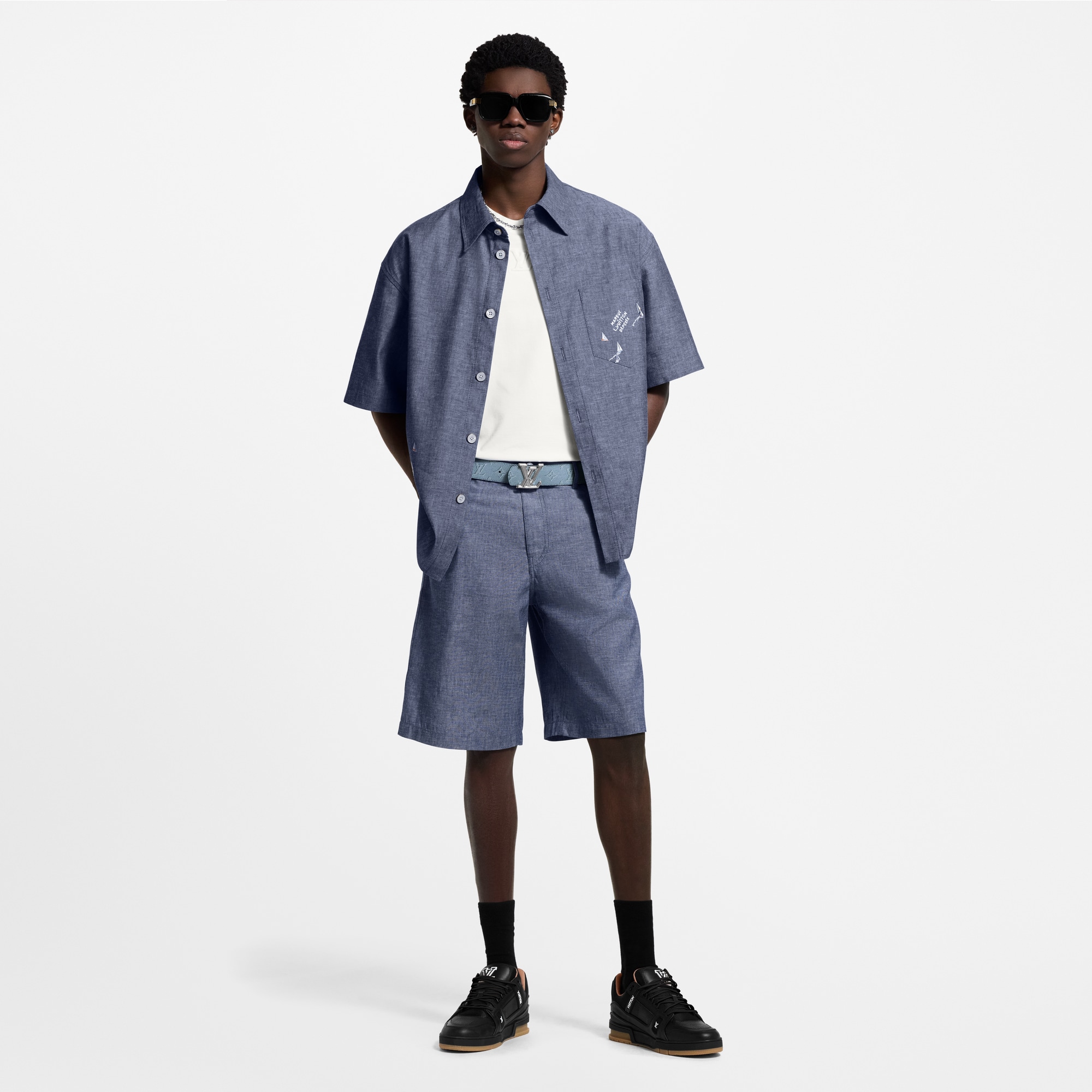 Kurzarm-Hemd aus Chambray mit Stickereien  Herren Ready to Wear Hemden | LOUIS VUITTON (Zoom)