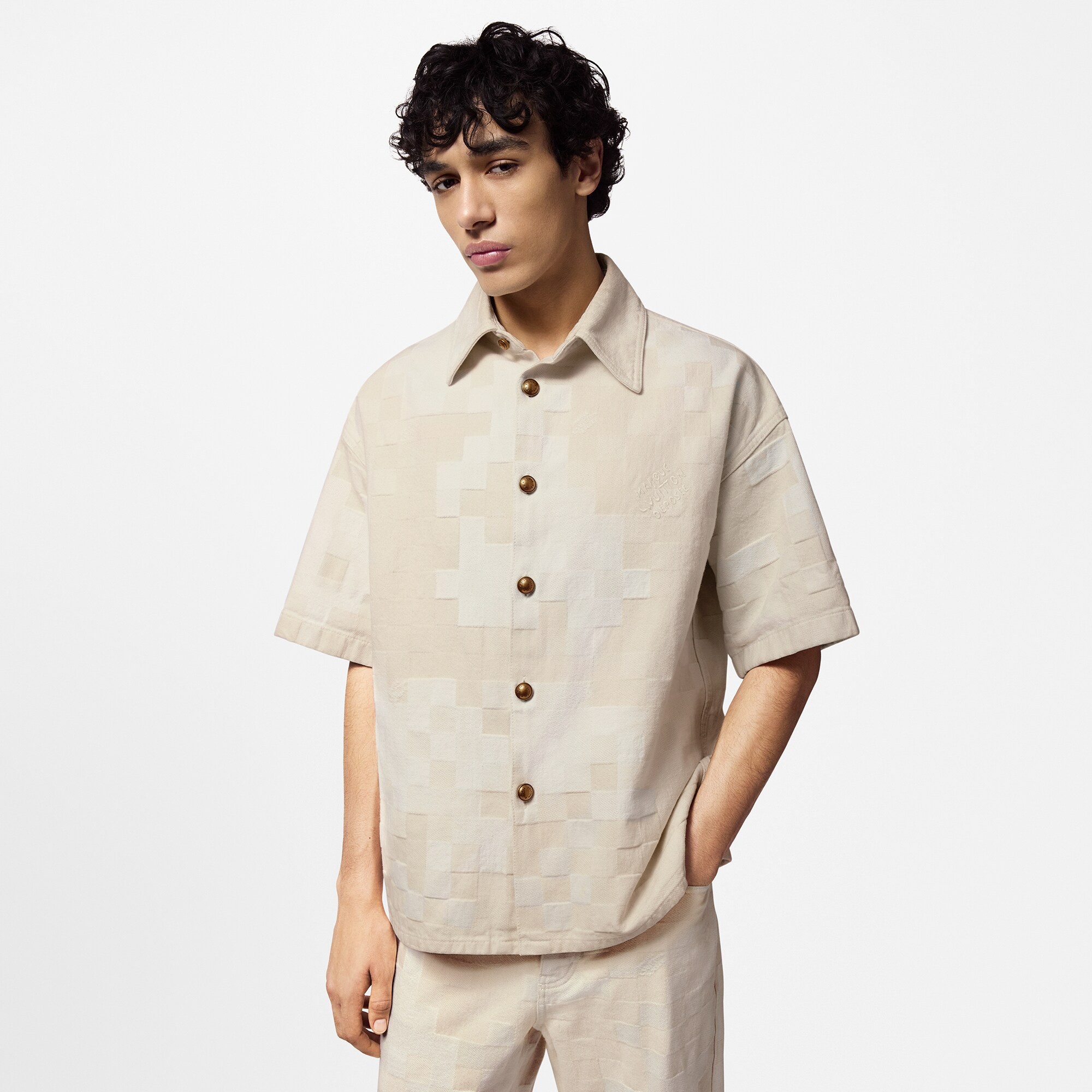 Kurzarm-Hemd aus Denim mit Damier-Motiv  Herren Ready to Wear Hemden | LOUIS VUITTON (Zoom)