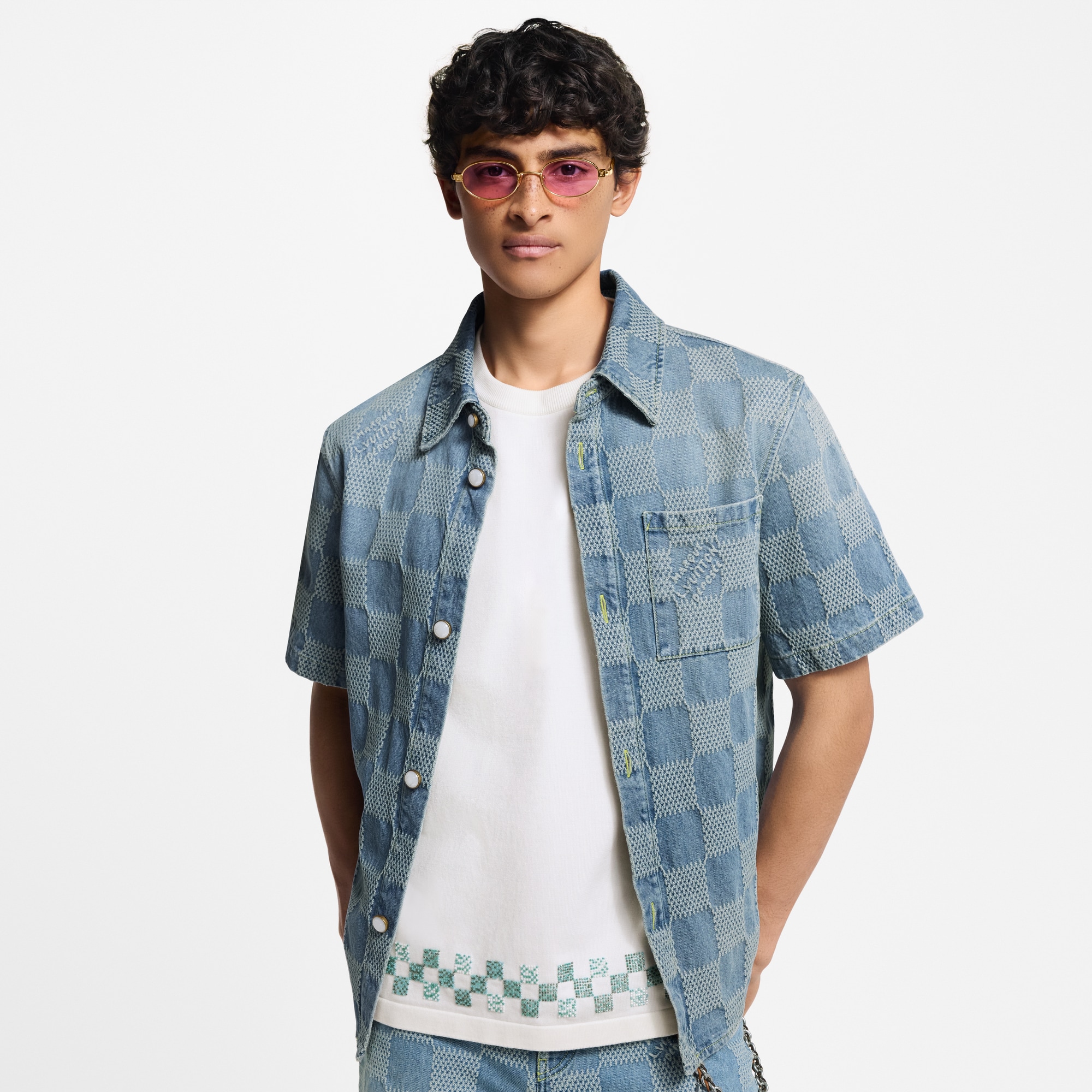 Kurzarm-Hemd aus leichtem Denim mit 3D Damier-Motiv  Herren Ready to Wear Hemden | LOUIS VUITTON (Zoom)