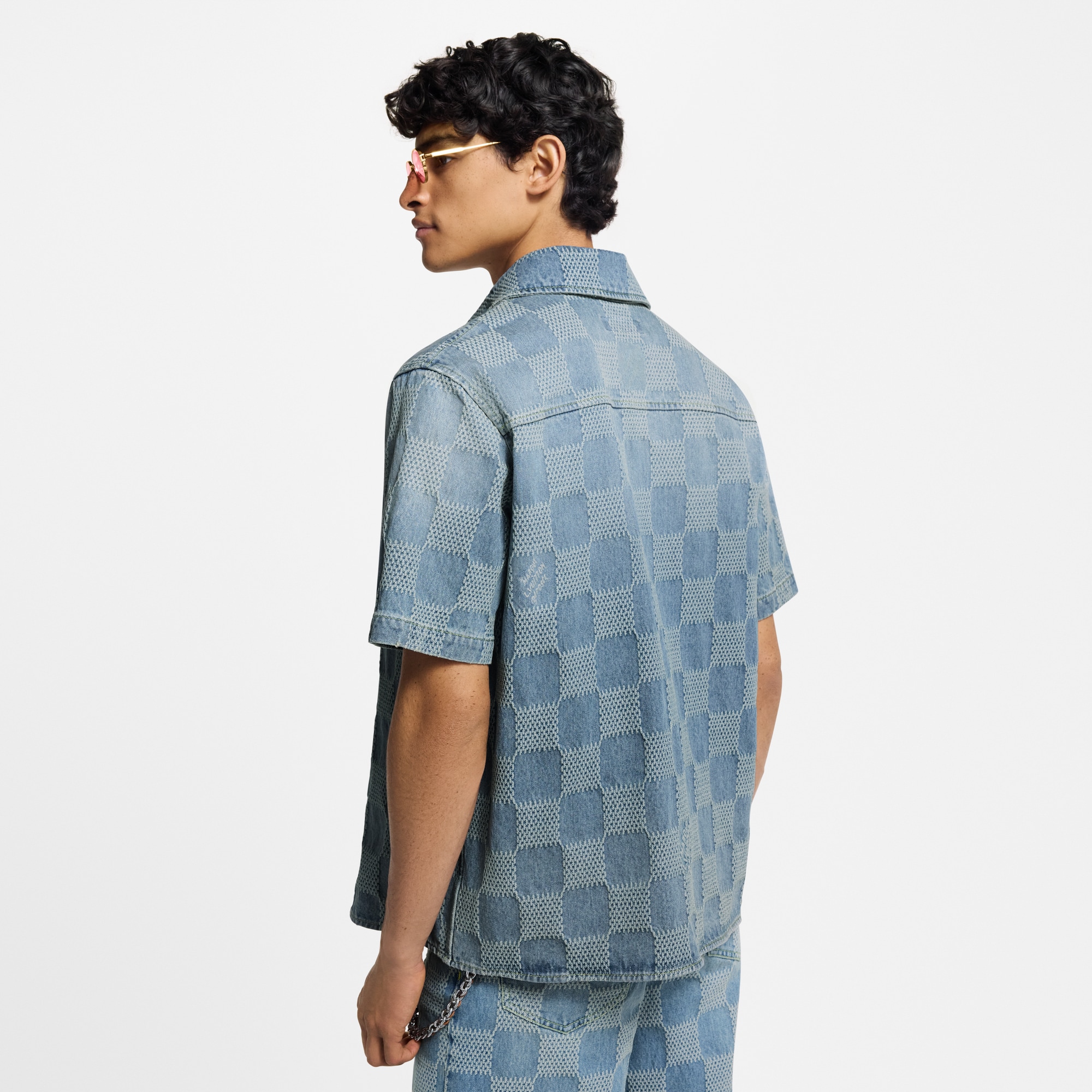 Kurzarm-Hemd aus leichtem Denim mit 3D Damier-Motiv  Herren Ready to Wear Hemden | LOUIS VUITTON (Zoom)