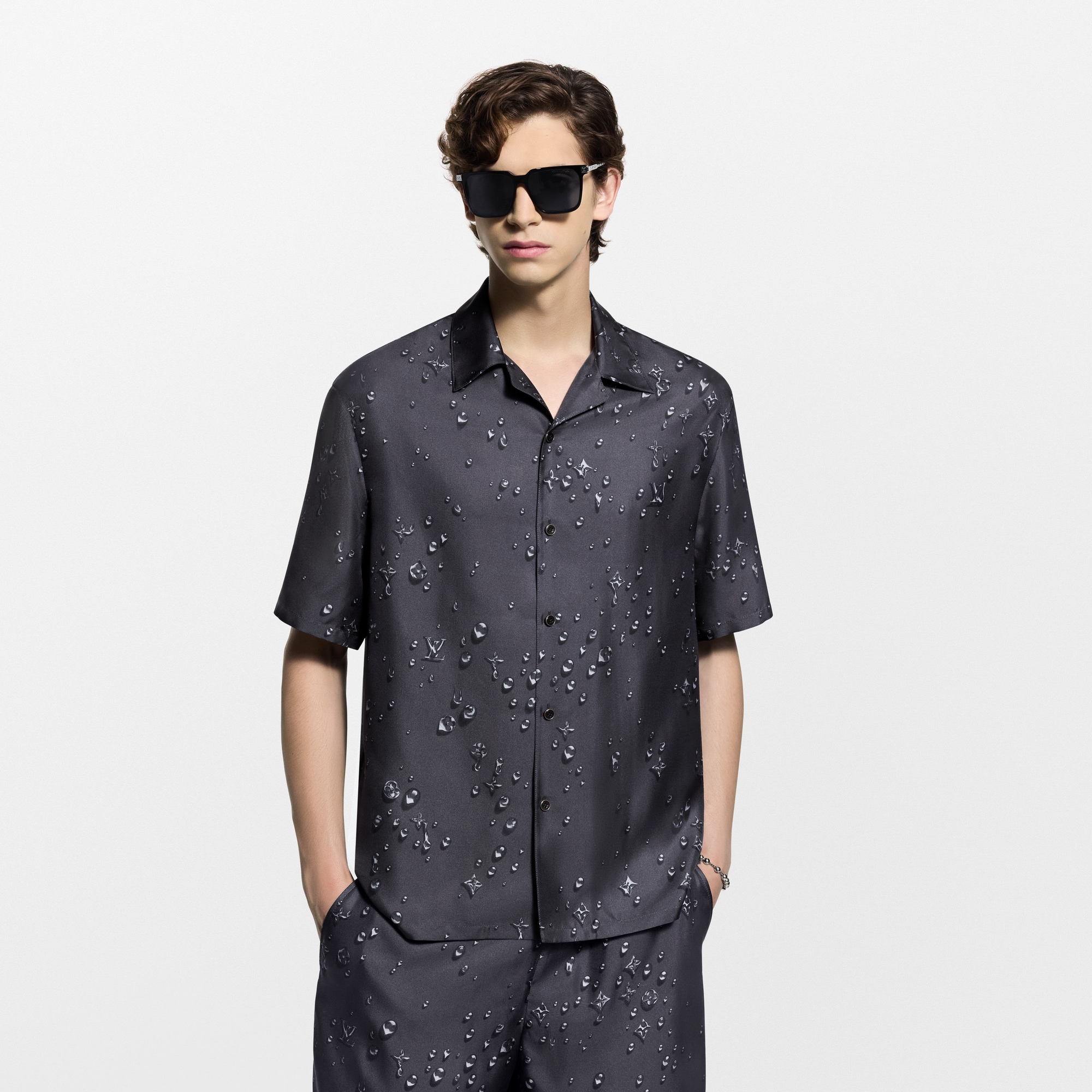 Kurzarm-Hemd aus Seide mit Monogram-Motiv  Herren Ready to Wear Hemden | LOUIS VUITTON (Zoom)