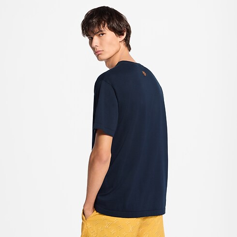 Kurzarmshirt mit grafischer Signatur und Rundhalsausschnitt cropped worn view