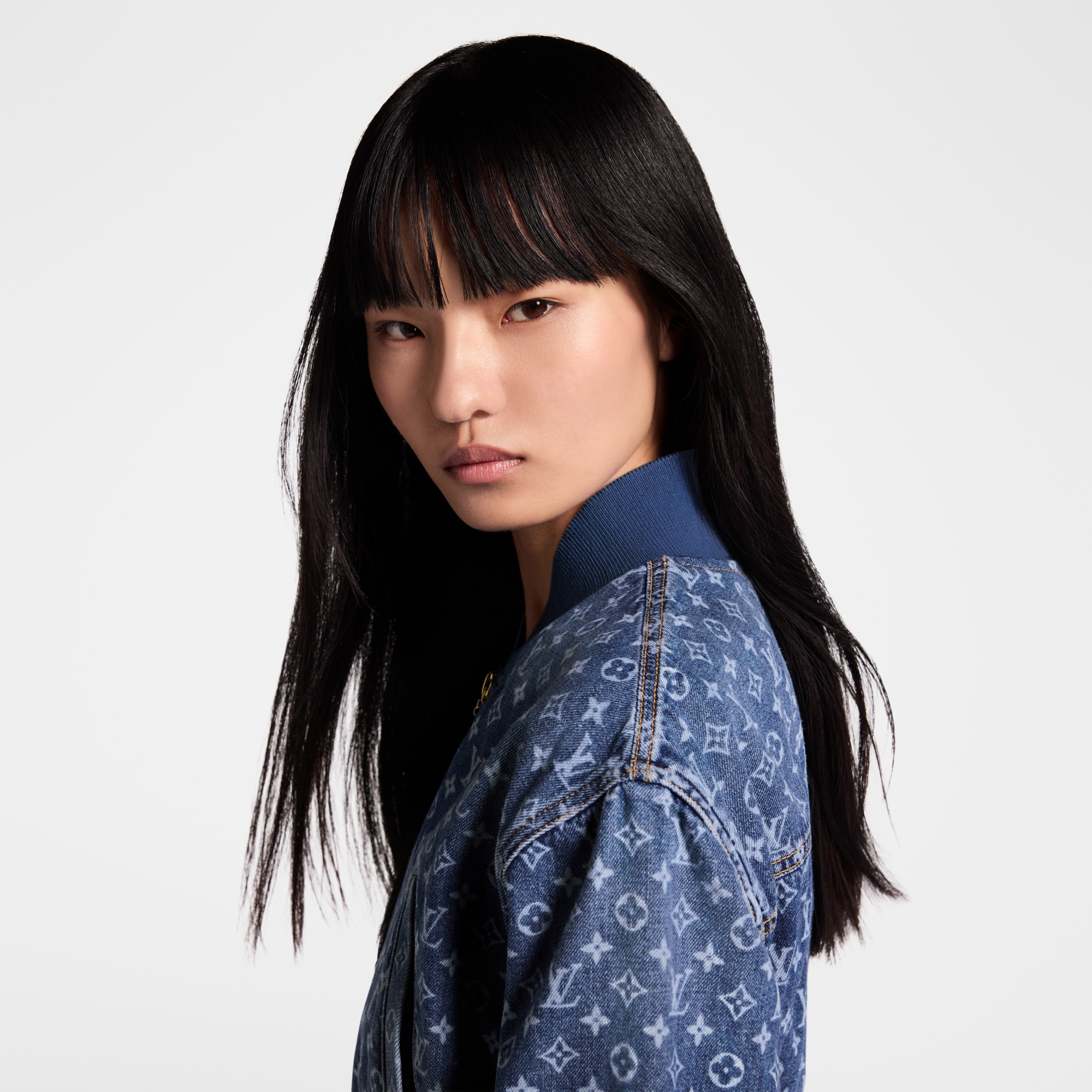 Kurze Bomberjacke aus Denim mit Monogram-Motiv  Damen Ready to Wear Mäntel und Jacken | LOUIS VUITTON (Zoom)
