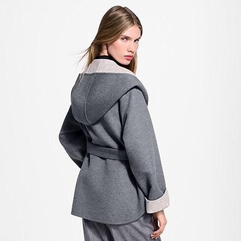 Kurzer Wickelmantel mit Kapuze und Signatur Damen Ready to Wear Mäntel und Jacken | LOUIS VUITTON (Zoom)