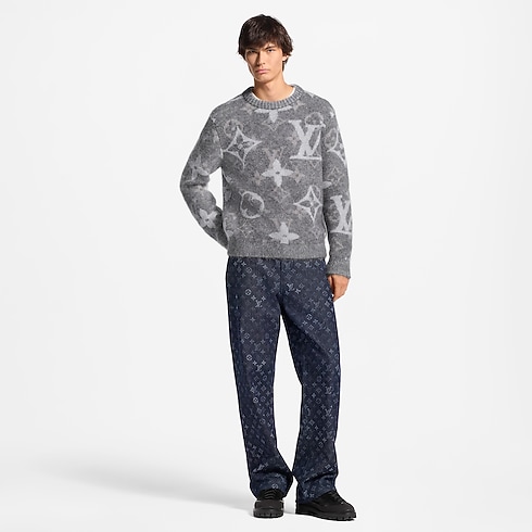 Langarm-Rundhalspullover mit Monogram-Motiv worn view